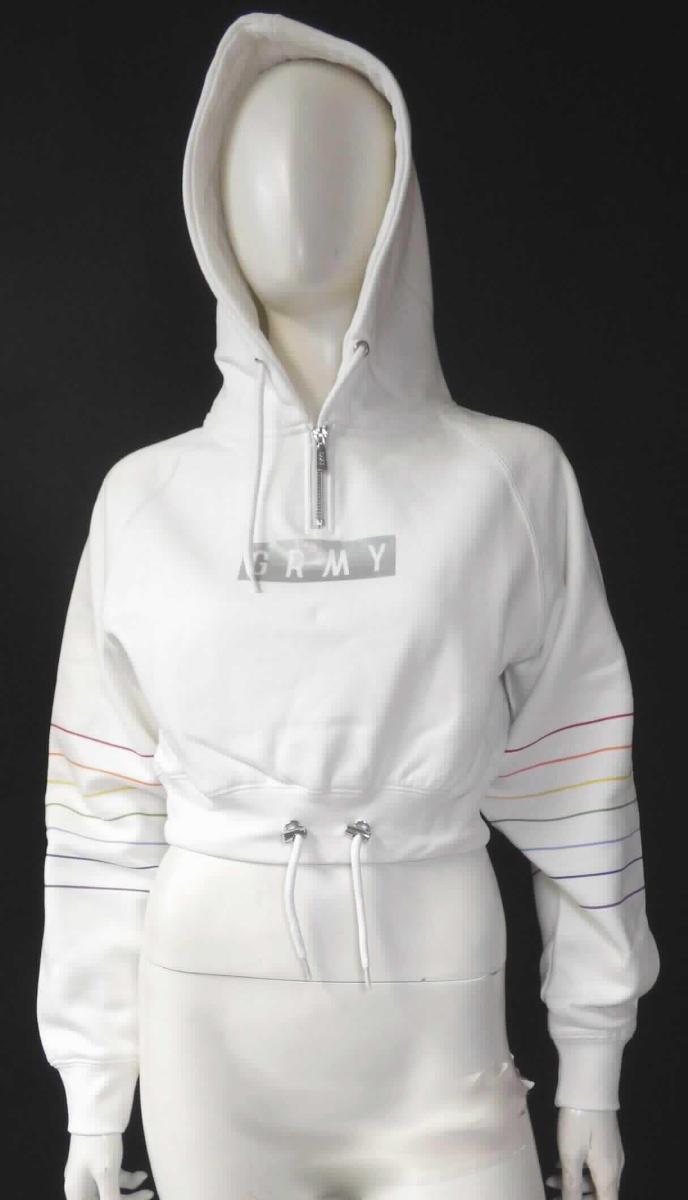 Blouson, sog. GRMY Fluid Planet white Hoody, Größe M, Foto siehe Anlage,
- in einem Polybeutel verpackt,
- aus ca. 1,3 mm dicken, einfarbigen, einseitig (Innenseite) gerauten Gewirken aus laut Antrag 70 % Baumwolle
  und 30 % Polyester (synthetische Chemiefasern),
- über die Taille reichend (Rückenlänge: ca. 43 cm),
- mit einer angesetzten, doppelt gearbeiteten Kapuze mit Tunnelzug, 
- vorn mit einer ca. 8,5 cm langen Öffnung mit Reißverschluss,
- ohne Hinweise auf den Trägerkreis (unisex),
- mit langen Ärmeln, die über den unteren Rand des Kleidungsstücks hinausreichen; an den Ärmelenden mit 
  verengenden Bündchen,
- auf der Vorderseite und an den Ärmeln mit Aufdrucken verziert,
- am unteren Rand mit einem gerippt gewirkten, verengenden Bund mit Tunnelzug,
- erfüllt die Merkmale zur Einreihung als Blouson, somit kein Pullover.

"Blouson, aus Gewirken, für Frauen, aus Baumwolle"