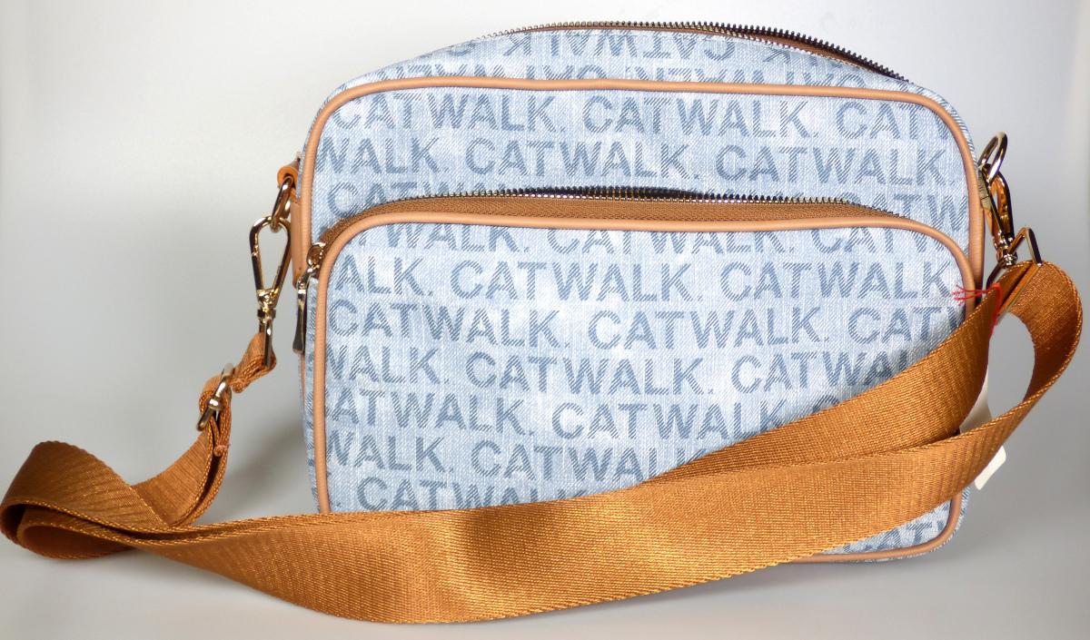 Handtasche, sog. Catwalk Handtasche DE240823, Foto siehe Anlage,
- mit einer Außenseite aus geprägten Kunststofffolien auf einer Unterlage aus Spinnstoff,
- mit einem abnehmbaren, längenverstellbaren Schultertragegurt,
- an der Vorder- und Rückseite jeweils mit einem aufgesetzten Reißverschlussfach,
- das Hauptfach ist mit einem entlang des oberen Randes bis zu den Seiten verlaufenden
  Reißverschluss versehen,
- - gefüttert; innen mit einem aufgesetzten, offenen Einsteckfach und einem eingesetzten
    Reißverschlussfach ausgestattet,
- mit den Abmessungen: ca. 26 cm (Breite) x 20 cm (Höhe) x 12 cm (Tiefe),
- Handtasche, da aufgrund der Größe und des Gesamteindrucks in erster Linie dazu geeignet,
  kleinere, persönliche Gegenstände aufzunehmen.

"Handtasche, mit Außenseite aus Kunststofffolien"