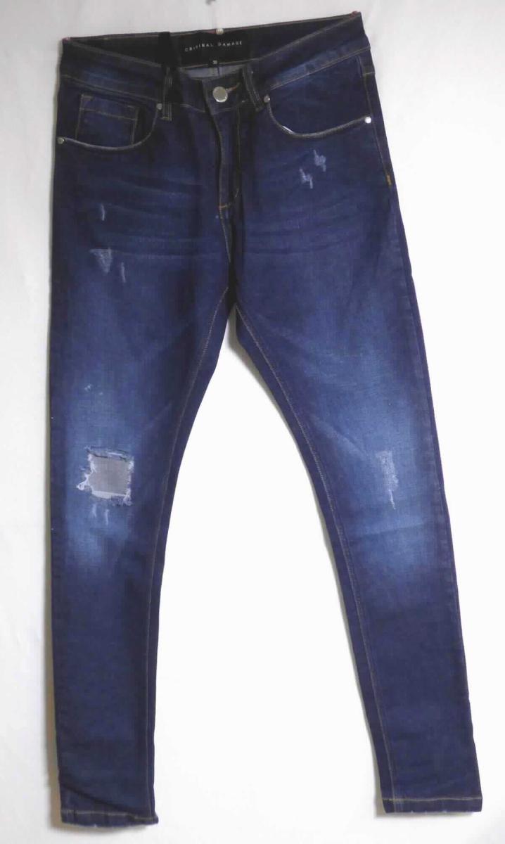 Lange Hose, sog. Criminal Damage Skinny Jeans Jonboy blue wash, Größe 30, Foto siehe Anlage,
- in einem Polybeutel verpackt,
- aus ca. 0,8 mm dicken, buntgewebten, köperbindigen Denimgeweben aus laut Antrag 98 % Baumwolle
  und 2 % Elasthan (synthetische Chemiefasern),
- in der Taille abschließend; mit einem ca. 4,3 cm breiten, angesetzten Bund mit Gürtelschlaufen,
- vorn mit einer Öffnung mit Reißverschluss und Patte von links über rechts (Männerkleidung), die im Taillenbund 
  mit einem Knopf geschlossen wird,
- vorn mit zwei eingesetzten, offenen Taschen und einer aufgesetzten, offenen, kleinen Tasche sowie mit zwei 
  aufgesetzten, offenen Gesäßtaschen,
- vorn am rechten Hosenbein mit einem Loch und einem von innen aufgeklebten Flicken aus Geweben versehen,
- mit knöchellangen Hosenbeinen,
- an den Beinabschlüssen durch Umschlagen und Festnähen gesäumt,
- keine Arbeits- und Berufskleidung.

"Lange Hose, aus Geweben, für Männer, aus Baumwolle, keine Arbeits- und Berufskleidung, aus Denim"