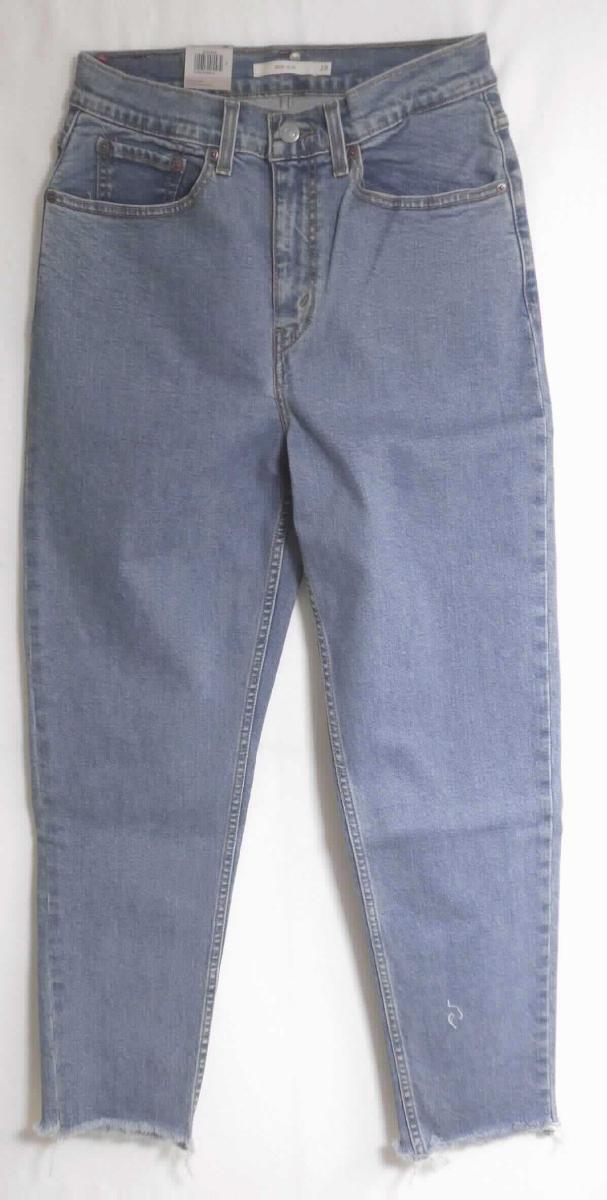 Lange Hose, sog. LEVIS, Mom Jeans pacific sky, Größe 28, Foto siehe Anlage,
- in einem Polybeutel verpackt,
- aus ca. 0,8 mm dicken, buntgewebten, köperbindigen Denimgeweben aus laut Antrag 98 % Baumwolle
  und 2 % Elasthan (synthetische Chemiefasern),
- in der Taille abschließend; mit einem ca. 4,1 cm breiten, angesetzten Bund mit Gürtelschlaufen,
- vorn mit einer Öffnung mit Reißverschluss und Patte von links über rechts (Männerkleidung), die im Taillenbund 
  mit einem Knopf geschlossen wird,
- vorn mit zwei eingesetzten, offenen Taschen und einer aufgesetzten, offenen, kleinen Tasche sowie mit zwei 
  aufgesetzten, offenen Gesäßtaschen,
- mit knöchellangen Hosenbeinen,
- an den Beinabschlüssen durch Umschlagen und Festnähen gesäumt,
- keine Arbeits- und Berufskleidung.

"Lange Hose, aus Geweben, für Männer, aus Baumwolle, keine Arbeits- und Berufskleidung, aus Denim"
