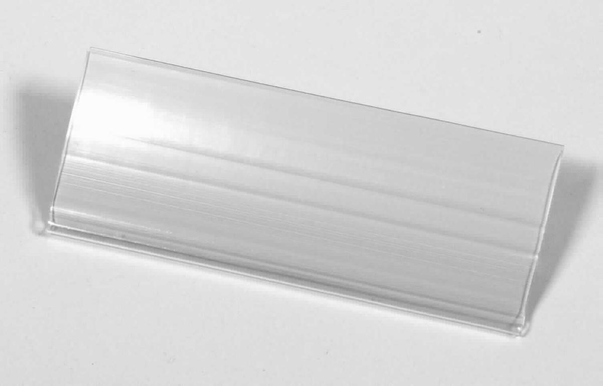 Angaben des Antragstellers:
Beschriftungsclip aus Hart-PVC (Polyvinylchlorid) in Form eines Profils
Die Profile werden in unterschiedlichen Längen gehandelt.

Feststellungen an einem Warenmuster:
Es wurde ein Abschnitt eines grauen Klemmprofils (Breite ca. 4 cm) mit transparenter Vorderseite vorgelegt. Zwischen das Klemmprofil kann ein Papierstreifen (Preisauszeichnung) eingeklemmt werden.

Befund:
Es liegt ein Profil aus Polyvinylchlorid im Sinne der Unterposition (KN) 3916 2000 vor.