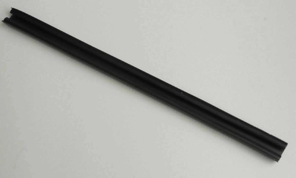 Angaben des Antragstellers:
Abdeck- und Einfassprofil aus Polypropylen und thermoplastischen Elastomeren
Die Profile werden in Längen von 1 bzw. 2 Metern gehandelt.

Feststellungen an einem Warenmuster:
Es wurde ein Abschnitt eines schwarzen U-Profils (Breite ca. 1,2 cm; Höhe ca. 0,9 cm) mit weicheren Dichtlippen vorgelegt. Die Dichtlippen und das Hauptprofil bestehen aus einem Copolymer von Propylen und Ethylen. Es überwiegt Propylen in dem Copolymer.

Befund:
Es liegt ein Profil aus Kunststoff im Sinne der Unterposition (KN) 3916 9050 vor.