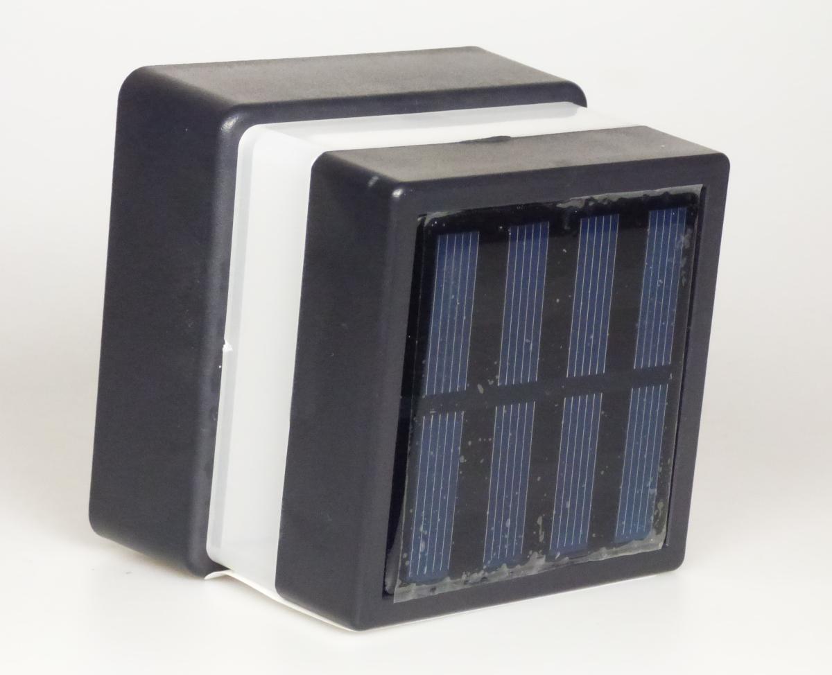 Bei der sog. LED Zaun Solarleuchte handelt es sich um einen elektrischen Beleuchtungskörper in Form eines Würfels (Maße in mm (B x H x T): 75,5 x 75,5 x 62,5) bestehend aus schwarzen Ober- und Unterseiten und einem lichtdurchlässigen, transparenten Mittelstück aus Kunststoff. Die Beleuchtung erfolgt photovoltaisch mittels eines im Gehäuse fest eingebauten Solarmoduls, das mit 4 Leuchtdioden und einem Ein-/Ausschalter ausgestattet ist. Das Erzeugnis dient zu Beleuchtungszwecken im Außenbereich und ist dafür vorgesehen auf Zaunpfählen/-pfosten angebracht zu werden.

Das Erzeugnis ist einzeln in einem Polybeutel mit EURO-Loch verpackt.

Das Erzeugnis ist als „elektrischer Beleuchtungskörper, anderweit weder genannt noch inbegriffen, nicht von den Unterpositionen (HS) 9405 11 bis 9405 39 erfasst, fotovoltaisch, ausschließlich zur Verwendung mit LED-Lichtquellen bestimmt, kein Scheinwerfer, aus Kunststoffen“ einzureihen.