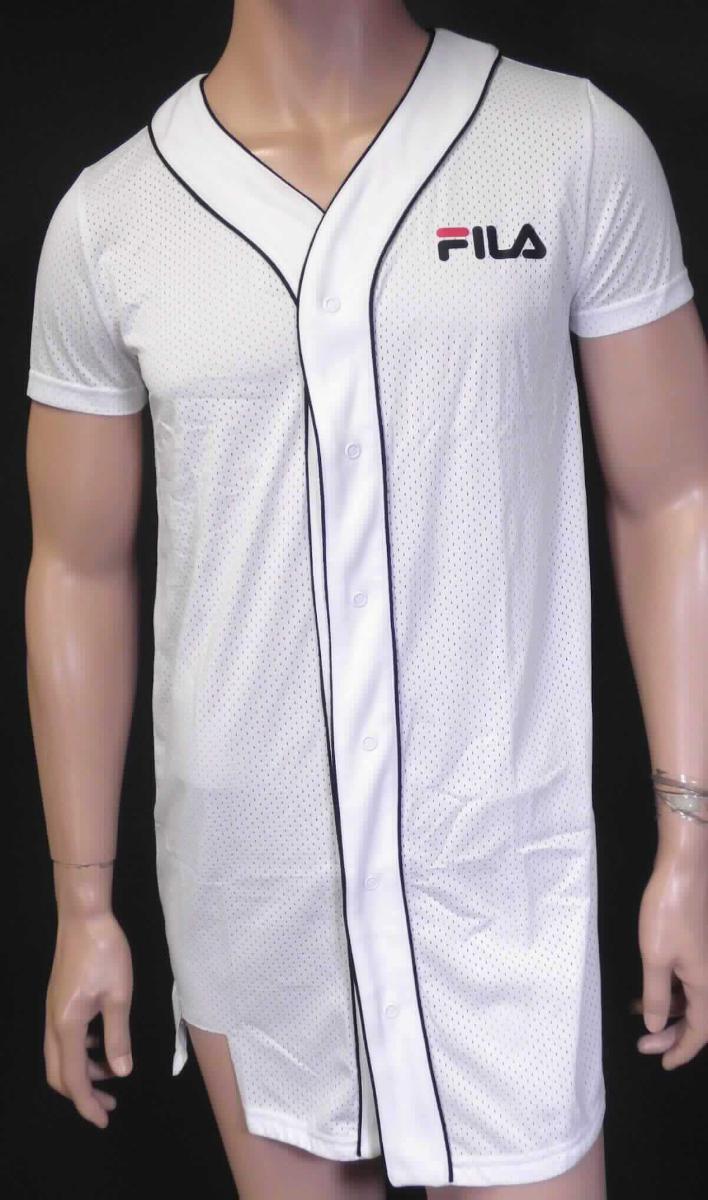 Oberteil, sog. FILA UL WMN Robin Button Baseball Dress, Größe S, Foto siehe Anlage,
- in einem Polybeutel verpackt,
- aus ca. 0,5 mm dicken, einfarbigen, durchbrochenen Gewirken aus laut Antrag 100 % Polyester (synthetische
  Chemiefasern), 
- über die Mitte der Oberschenkel reichend (Rückenlänge: ca. 86,5 cm), somit keine Ware der Position 6105,
- mit V-förmigem, kragenlosem Halsausschnitt mit Randeinfassung, 
- mit vom Halsausschnitt durchgehender Öffnung mit Randeinfassung, mit Druckknöpfen von links über rechts 
  zu schließen (Männerkleidung, u. a. damit kein Kleid),
- mit weiten, kurzen Ärmeln, 
- am unteren Rand und an den Ärmelenden durch Umschlagen und Festnähen gesäumt.

"Kleidung, andere als in den Positionen 6101 bis 6113 genannte, aus Gewirken, aus Chemiefasern"