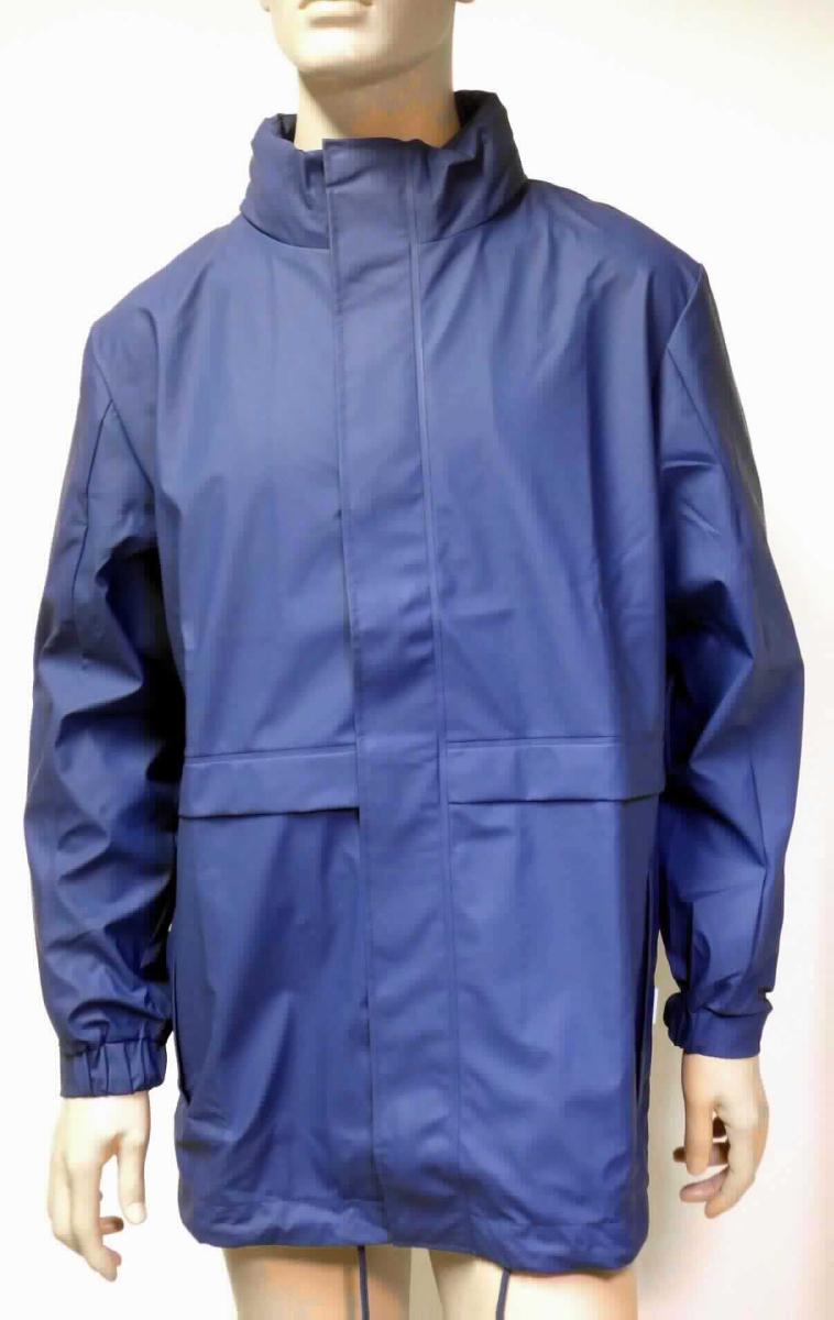 Anorakähnliche Kleidung, sog. Tracksuit Jacket klein, Größe S/M, Foto siehe Anlage,
- in einem Polybeutel verpackt,
- aus ca. 0,4 mm dicken, einfarbigen, einseitig (Außenseite) wahrnehmbar mit geprägter Kunststofffolie (laut Antrag
  Polyurethan; kein Zellkunststoff) überzogenen Gewirken der Position 5903 aus laut Antrag synthetischen 
  Chemiefasern,
- über den Schritt reichend (Rückenlänge: etwa 81 cm), 
- mit einem Stehkragen mit einer in den Kragen einrollbaren Kapuze mit Tunnelzug, 
- vorn mit einer durchgehenden Öffnung mit Reißverschluss; verdeckt von einer Patte mit Druckknopfverschluss
  von links über rechts,
- mit langen Ärmeln; an den Ärmelenden elastisch verengt,
- im Bereich der Taille mit einem Tunnelzug zu verengen,
- vorn mit zwei aufgesetzten Taschen mit Patte unterhalb der Taille,
- am unteren, mit einem Tunnelzug zu verengenden Rand durch Umschlagen und Festnähen gesäumt.

"Kleidung aus Gewirken der Position 5903"