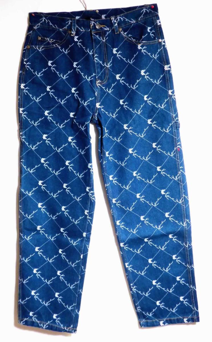 Lange Hose, sog. KK Denim Baggy blue/white, Größe M, Foto siehe Anlage,
- in einem Polybeutel verpackt,
- aus ca. 1 mm dicken, buntgewebten, köperbindigen Geweben aus laut Antrag 100 % Baumwolle; mittels 
  eines Ätzverfahrens mit einem Muster bedruckt, somit nicht aus Denim und damit keine Ware der 
  Unterposition 6203 4231,
- in der Taille abschließend; mit einem durchgehenden, ca. 4 cm breiten, angesetzten Bund mit Gürtelschlaufen,
- vorn mit einer Öffnung mit Reißverschluss und Patte von links über rechts (Männerkleidung), die im Taillenbund 
  mit einem Knopf geschlossen wird,
- vorn mit zwei eingesetzten, offenen Taschen und einer aufgesetzten, kleinen Tasche sowie mit zwei 
  aufgesetzten, offenen Gesäßtaschen,
- im hinteren Bereich des rechten Beines mit zwei Seitentaschen auf der Höhe des Oberschenkels,
- auf der rechten Gesäßtasche mit einem aufgestickten Emblem versehen,
- mit einem ca. 2,5 cm breiten Band, das an der seitlichen Naht und am unteren Ende der linken Gesäßtasche 
  befestigt ist,
- mit knöchellangen Hosenbeinen,
- an den Beinabschlüssen durch Umschlagen und Festnähen gesäumt,
- keine Arbeits- und Berufskleidung.

"Lange Hose, aus Geweben, für Männer, aus Baumwolle, keine Arbeits- und Berufskleidung, andere als in den 
 Unterpositionen 6203 4231 und 6203 4233 genannte"