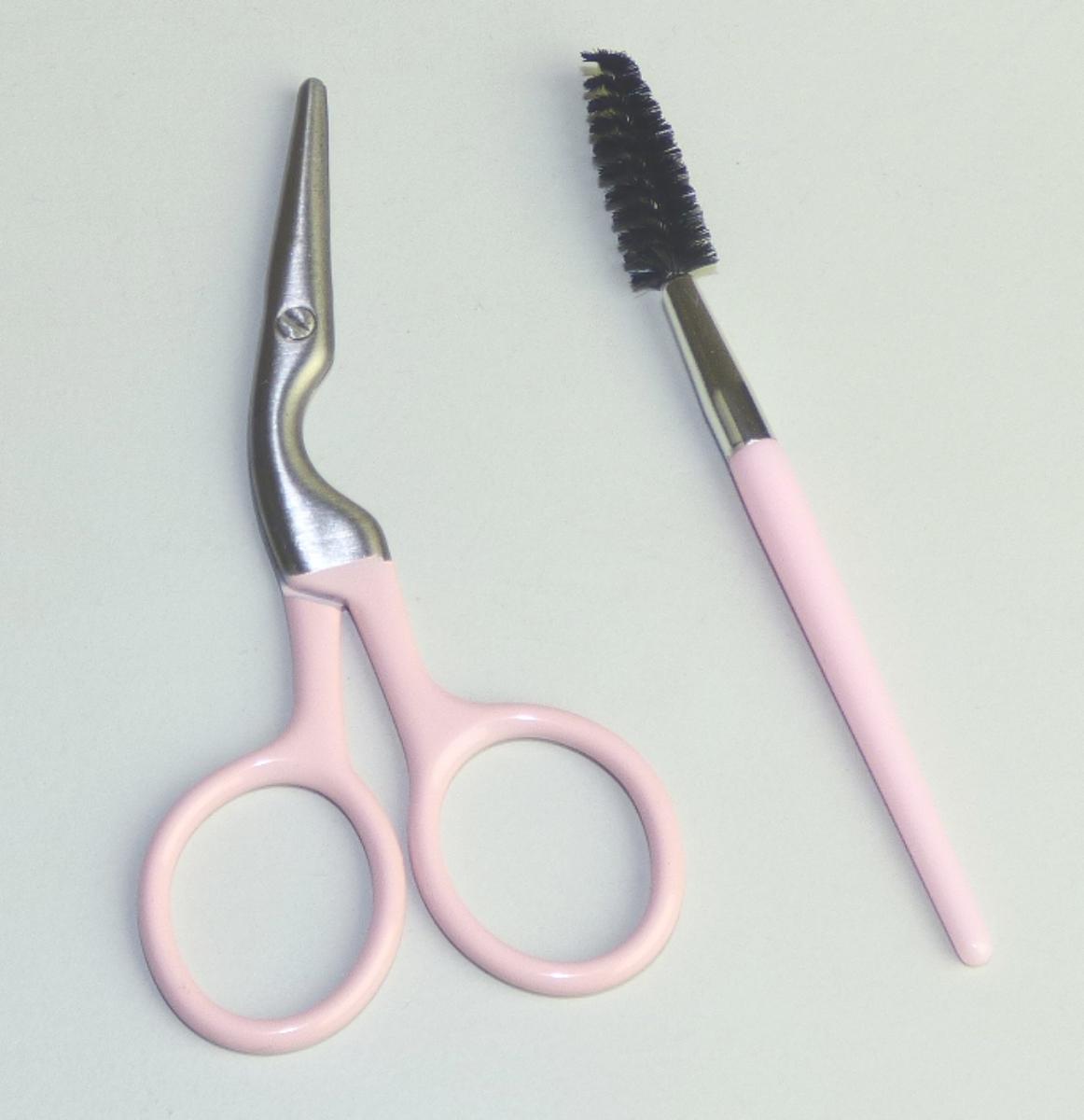 "Augenbrauenschere Set";
Warenzusammenstellung in Aufmachung für den Einzelverkauf, bestehend aus

- einer mit freiem Arm zu handhabenden Schere (Pos. 8213)

- - mit zwei um einen Stift x-förmig beweglich gelagerten Scherenblättern vollständig aus unedlem
    Metall (Stahl)

- - zur leichteren Handhabung sind die Enden der Griffschalen jeweils zu einer Öse zum 
    Durchstecken des Daumens oder eines anderen Fingers ausgearbeitet 

- einer kleinen Bürste mit einem ca. 6,5 cm langen Stiel aus Kunststoff und einem ca. 2,5 cm langen
  Bürstenkopf mit in gedrehten Drähten aus unedlem Metall (Stahl) integrierten Borsten aus
  Kunststoff (Polypropylen) (Pos. 9603)

- zur Verwendung im Bereich der Gesichts-/ Augenbrauenpflege

- gemeinsam in einer bedruckten Kunststoffbox mit Blistereinlage verpackt.

Abbildung siehe Anlage.

Die Ware der Pos. 8213 bestimmt hinsichtlich des Wertes den Charakter der Warenzusammenstellung.

Derartige Erzeugnisse gehören als "Scheren, mit arbeitendem Teil aus unedlem Metall" zum TARIC-Code 8213 0000 00.