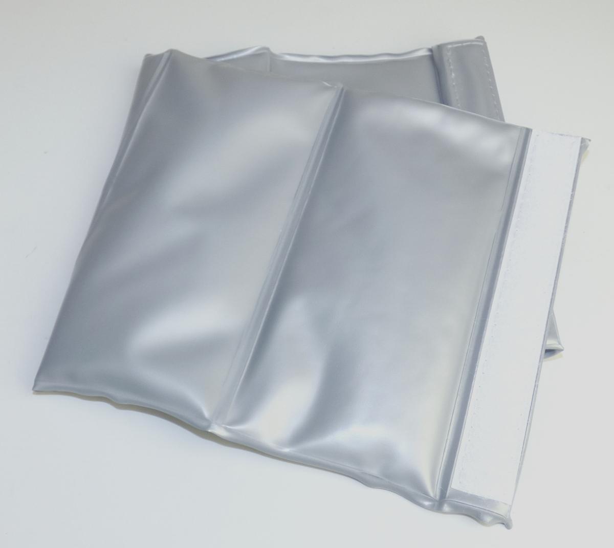 Angaben:
Kühlmanschette 41x17cm aus PVC, Artikelnr. 275782.

Feststellungen:
Graue Manschette aus Kunststoff an den Enden mit Klettverschluss, unterteilt in vier Kammern, welche mit einem hellgelben Gel gefüllt sind.

Befund:
Chemische Erzeugnisse und Zubereitungen der chemischen Industrie oder verwandter Industrien (einschließlich Mischungen von Naturprodukten), anderweit weder genannt noch inbegriffen; chemische Erzeugnisse oder Zubereitungen, überwiegend aus organischen Verbindungen bestehend, anderweit weder genannt noch inbegriffen; andere.