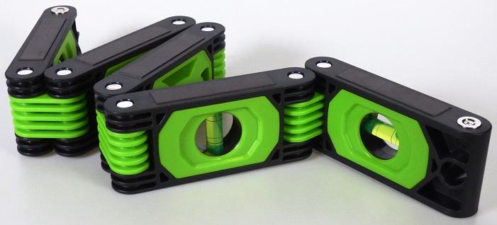 Sog. flexible Wasserwaage, im Wesentlichen bestehend aus fünf gleichartigen Segmenten aus Kunststoff (je 12 x 5 x 2 cm), die einseitig mit Magneten versehen und jeweils durch ein Gelenk miteinander verbunden und dadurch als Ganzes zu einem Quader formbar sind (zur äußeren Form: siehe Abbildung in der Anlage).
Die Ware ist mit vier Libellen ausgestattet, die in den Winkeln von 180°, 90°, 45° und 180° zueinander angeordnet sind. Die Wasserwaage dient dem Messen und Prüfen von Neigung.
Die Ware wird als "Gerät zum Messen oder Prüfen geometrischer Größen (Neigung), in Kapitel 90 weder genannt noch inbegriffen, keine Ware der Unterpositionen (KN) 9031 1000 bis 9031 4990" eingereiht.