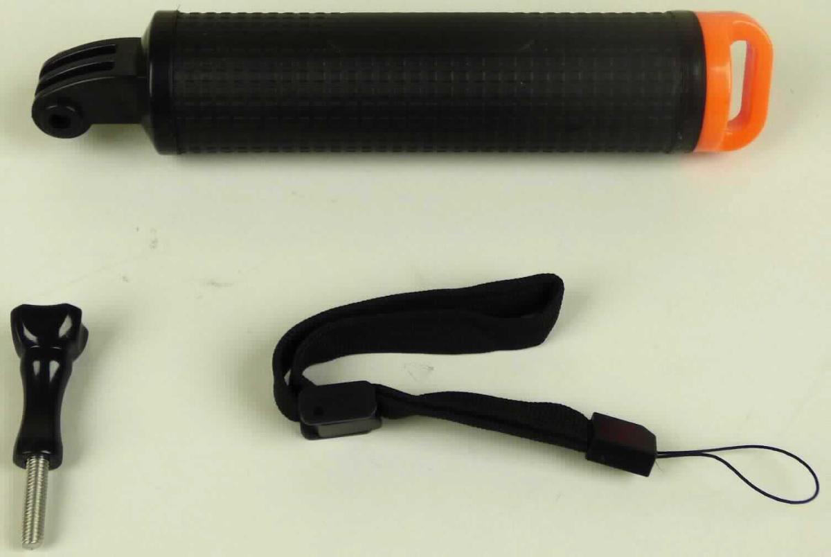 Es handelt sich um ein in der Hand zu haltendes Stativ (Selfie-Stick) aus Kunststoff mit einem Metallgewinde zur Aufnahme von "GoPro Kameras" (keine Gegenstände der vZTA-Entscheidung), Länge ca. 18 cm. Die mit einer Handschlaufe ausgestattete Ware dient der Reduzierung von zufälligen Bewegungen und kann speziell unter Wasser verwendet werden, da sie aufgrund ihrer Schwimmeigenschaft bei Verlust an die Wasseroberfläche steigt. 

Die verpackte Ware wird als "Einbeinstativ, von der für Digitalkameras, Fotoapparate oder Videokameras, Filmkameras und Filmvorführapparate verwendeten Art" eingereiht.