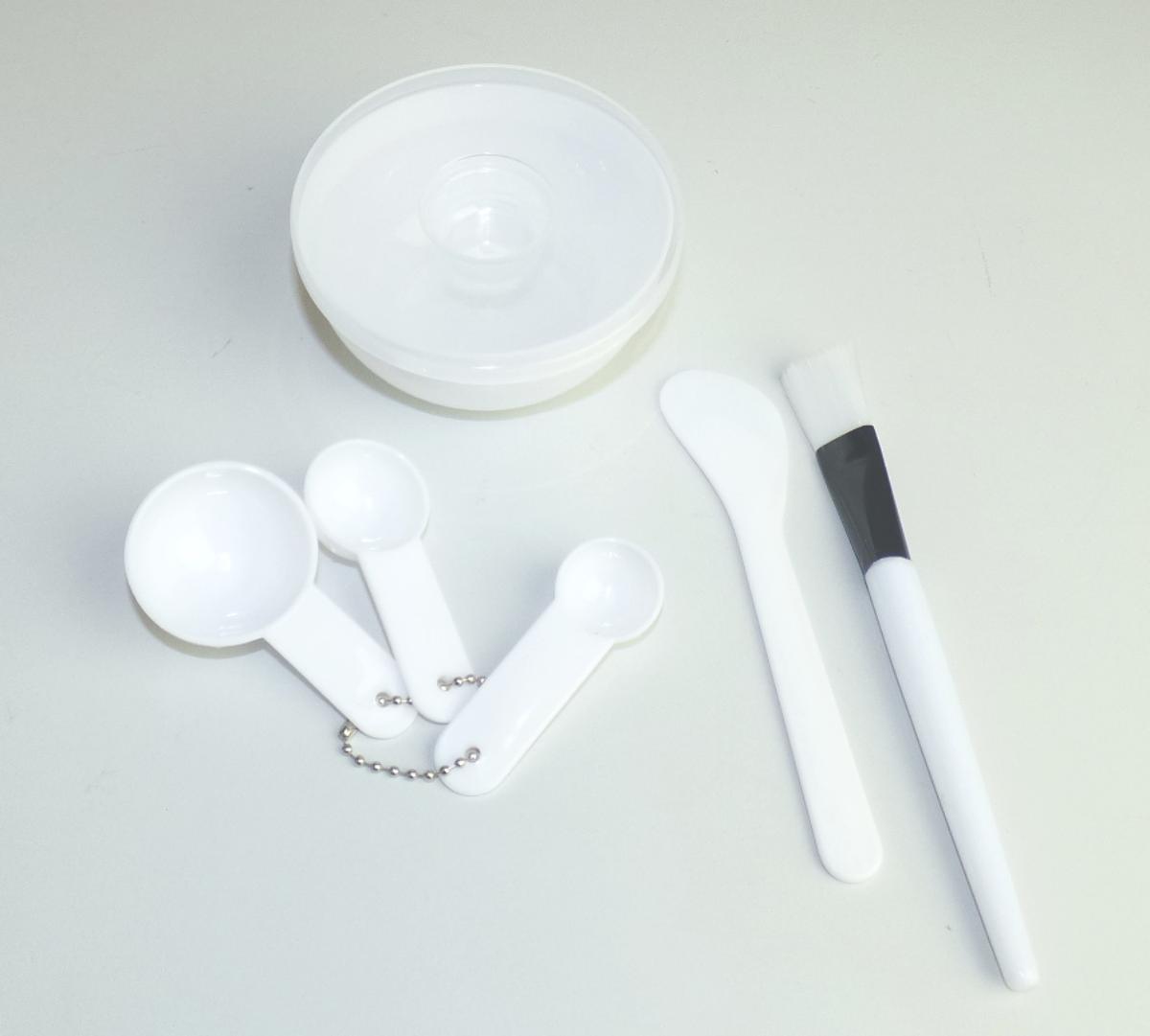 Bei dem "Face Mask Set", Artikelnr. 237666, handelt es sich um eine für den Einzelverkauf aufgemacht Warenzusammenstellung zur Befriedigung eines speziellen Bedarfs.
Sie besteht aus einem rund 14 cm langem Pinsel aus Kunststoff, einem rund 12,5 cm langem weißen Spatel aus Kunststoff, einer weißen Kunststoffschüssel mit einem Durchmesser von ca 8,6 cm mit einem durchsichtigen Deckel mit einer Wölbung in der Mitte und drei Kunststofflöffeln in unterschiedlichen Größen.
Ein charakterbestimmender Teil kann nicht festgestellt werden. Die Ware wird in die zuletzt genannte der gleichermaßen in Betracht kommenden Positionen eingereiht.
Die Erzeugnisse befinden sich in einer  durchsichtigen Kunststoffkiste.

Die Warenzusammenstellungen sind als "Pinsel, ähnlicher Pinsel zum Auftragen von kosmetischen Erzeugnissen" einzureihen.