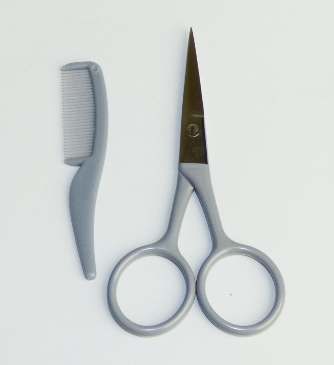 "Augenbrauenschere Set ";

Warenzusammenstellung in Aufmachung für den Einzelverkauf, bestehend aus

- einer Schere in Form zweier um einen Stift x-förmig beweglich gelagerten Scherenblättern aus
  unedlem Metall, die an den lackierten Enden zur leichteren Handhabung jeweils zu einer Öse zum
  Durchstecken eines Fingers ausgearbeitet sind

- - mit einer Länge von ca. 100 mm

- - besonders zum Schneiden von Augenbrauen geeignet

- einem Kamm aus Kunststoff

- - zum Ausrichten der Augenbrauenhaare für das Schneiden mit der Schere

- gemeinsam in einer Blisterverpackung aufgemacht.

Die Schere bestimmt insbesondere im Hinblick auf die Bedeutung für die Verwendung den Charakter
der Warenzusammenstellung

Abbildung siehe Anlage

Derartige Erzeugnisse gehören als "Scheren, mit arbeitendem Teil aus unedlem Metall" zum
TARIC-Code 8213 0000 00.