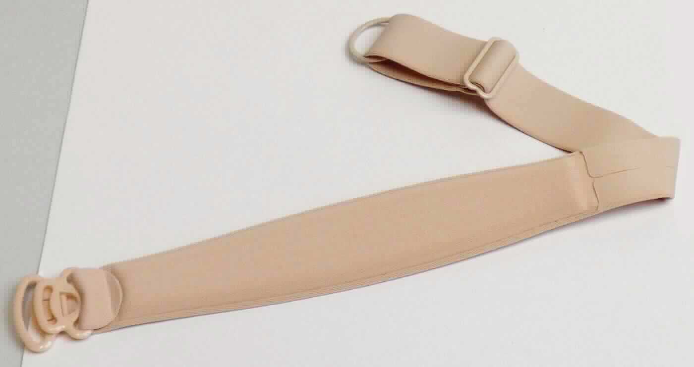 Träger, sog. vorgefertigter BH-Träger, Foto siehe Anlage,
- längenverstellbar, flachliegend bis zu ca. 34 cm lang und bis zu ca. 3 cm breit,
- doppelt gearbeitet, aus einfarbigen, ca. 1,5 mm dicken Gewirken aus ca. 82 % Polyamid und ca. 18 % Polyester 
  (beides synthetische Chemiefasern), die Gewirke weisen auf der Innenseite einen Glanz auf, ein Bestreichen mit 
  Kunststoff (laut Antrag Polyurethan) ist mit dem bloßen Auge nicht wahrnehmbar (keine Meterware der Position 
  5903),
- an einem Ende mit einem eingeklebten Polster aus augenscheinlich ca. 3 mm dicken, mit Gewirke verstärkten 
  Zellkunstoffen (Meterware des Kapitels 39),
- mit verschiedenen Befestigungsösen, Schnallen und Verschlüssen aus Kunststoff ausgestattet,
- stellt sich als Teil eines Büstenhalters dar, damit keine Ware der Position 6117.

"Teil von Büstenhaltern (Träger), aus Gewirken"