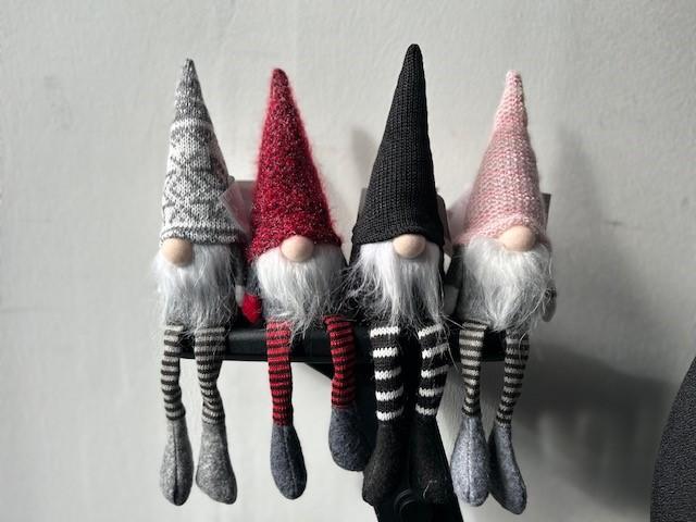 Nach den Antragsangaben sowie dem vorgelegten Warenmuster handelt es sich bei der als "Kantenhocker Wichtel" bezeichneten Ware um eine ca. 30 cm große Dekorationspuppe in verschiedenen Farbausführungen.

Das einen stilisierten Menschen darstellende Erzeugnis ist zum großen Teil aus Spinnstoffen hergestellt. Es ist im Inneren mit einem annähernd kegelstumpfförmigen "Korpus" aus augenscheinlich Ton gearbeitet und besitzt bewegliche Arme und lange Schlenkerbeine. Die Zipfelmütze, die Nase, der Bart und die Beine bestehen aus Gewirken, die Stiefel, der Pullover und die Hände aus verschiedenen Vliesstoffen.
Die Mütze und die Stiefel sind mit Wattierungsstoff gefüllt.

Zolltarifrechtlich handelt es sich um eine "Puppe, die Nachbildung eines Menschen darstellend, keine handgearbeitete, dekorative Puppe in für das Ursprungsland charakteristischer Volkstracht".