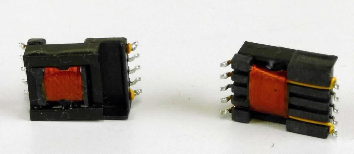 Transformator,
- bestehend aus drei induktiv gekoppelten, unterschiedlichen Kupferdrahtwicklungen 
  mit einem gemeinsamen Ferritkern, auf einem Träger im Gehäuse mit zehn Anschluss-
  kontakten (davon sechs belegt);
- mit einer Leistung von weniger als 1 kVA;
- zur Verwendung als Übertrager in Geräten verschiedener Anwendungsbereiche.

Die Ware ist als "elektrischer Transformator, kein Transformator mit Flüssigkeitsisolation, mit einer Leistung von 1 kVA oder weniger, kein Messwandler, nicht von den TARIC-Unterpositionen 8504 3180 10 bis 8504 3180 55 erfasst" einzureihen.