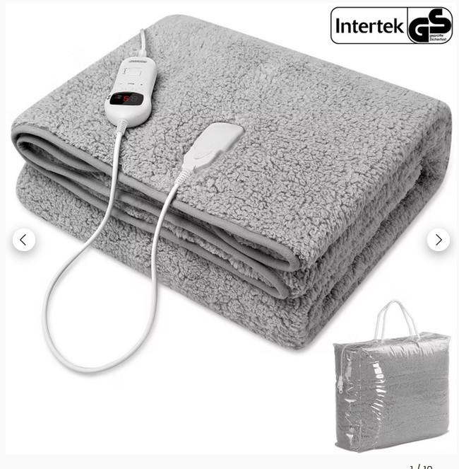 Bei dem sog. Heizdecke/Wärmeunterbett Fleece Grau handelt es sich um ein etwa 180 cm x 130 cm (L x B) großes,  dreilagiges Unterbett mit einer Oberseite aus einfarbigem Fleece (lt. Astin aus 100 % Polyester), zwei weiteren Lagen aus einem Spinnstoffflächenerzeugnis, einer dazwischen liegenden Heizvorrichtung und elektrischer Ausstattung. Die elektrische Ausstattung weist ein elektrischen Kabel (Länge: etwa 2,6 m) und ein Bedienelement, mit dem die Temperatur in zehn Wärmestufen und eine Ablaufzeit bis zu zehn Stunden eingestellt werden kann, auf. Ein Überhitzungsschutz sorgt für zusätzliche Sicherheit. Kabel und Bedienelemente können für die Maschinenwäsche entfernt werden.

Das Erzeugnis ist zusammen mit einer Bedienungsanleitung in einer durchsichtigen Aufbewahrungstasche aus Kunststoff verpackt.

Die Ware ist als "den Bettausstattungen ähnliche Ware (Heizdecke), nicht von den Unterpositionen (HS) 9404 21 bis 9404 40 erfasst, nicht mit Feder oder Daunen gefüllt" einzureihen.