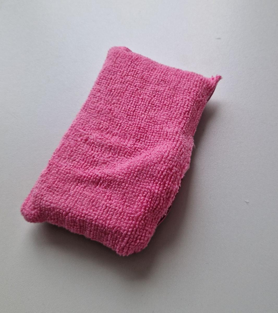 Reinigungsartikel, Foto siehe Anlage,
- laut Antrag unter derselben Artikelnummer in vier unterschiedlichen Ausführungen [Mikrofaser 
  Küchenwamm mit Netzgewebe (Honeycomb), Mikrofaser Küchenschrubbschwamm (pp scourer), 
  Mikrofaser Scheuerschwamm (Scrub Sponge) und Mikrofaser Reinigungspad (scrubber)] in 
  einem Karton verpackt, 
- keine Warenzusammenstellung, da nicht alle Ausführungen gemeinsam, sondern pro 
  Ausführung jeweils als 2er- oder 4er-Packung für den Einzelverkauf aufgemacht sind, 
- Mikrofaser Küchenwamm mit Netzgewebe (Honeycomb): 
-- laut Antrag vier Stück mit einer Banderole verpackt,
-- zusammengesetzte Ware, bestehend aus einem Reinigungstuch und einem Schwamm,
-- annähernd quaderförmig, mit den Abmessungen (L x B x H) von ca. 15 cm x 9,5 cm x 2,7 cm,
-- der Schwamm ist vollständig von dem Reinigungstuch umhüllt,
-- Reinigungstuch: 
--- auf der einen Seite aus einem einfarbigen Schlingengewirke,
--- auf der anderen Seite aus einem einfarbigen, musterbildend gewirkten Gewirke,
--- beide Gewirke bestehen laut Antrag aus synthetischen Chemiefasern,
--- an einer Schmalseite mit einer Überwendlichnaht gesäumt, an den übrigen Rändern 
    zusammengenäht (somit konfektioniert),
-- Schwamm: aus Zellkunststoff (Schaumkunststoff),
- dient dem Säubern von diversen Oberflächen (z. B. im Haushalt),
- sowohl das Reinigungstuch als auch der Schwamm verfügen über die objektiven Merkmale 
  von Waren, die für die Reinigung mit Wasser und Reinigungsmitteln bestimmt sind; das 
  Reinigungstuch verleiht der zusammengesetzten Ware jedoch u. a. aufgrund der 
  besonderen Struktur seiner Oberflächen ihren wesentlichen Charakter, 
- stellt sich als Reinigungstuch und nicht als Küchenwäsche im Sinne der Position 6302 dar.

"Andere konfektionierte Ware (Reinigungstuch), aus Spinnstoffen, aus Gewirken"