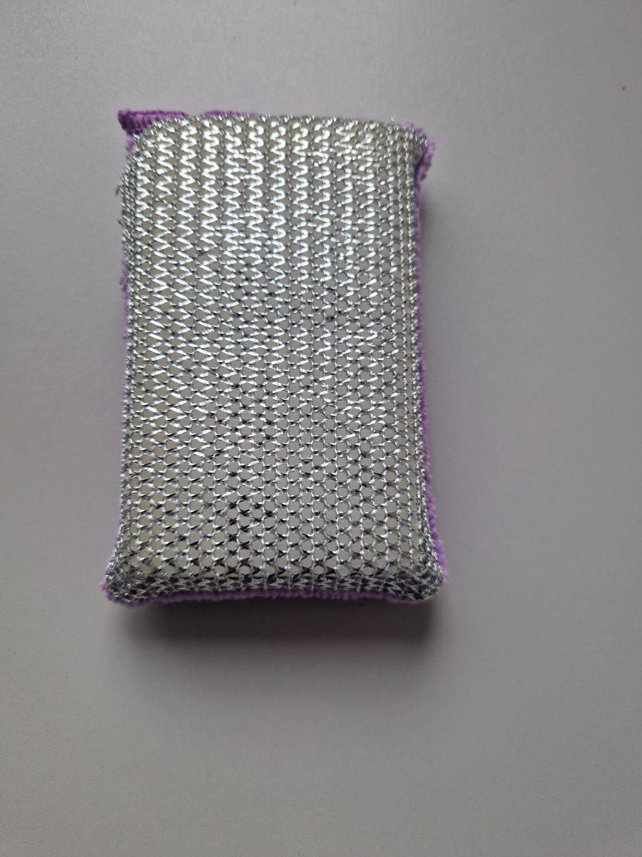 Reinigungsartikel, Foto siehe Anlage, 
- laut Antrag unter derselben Artikelnummer in vier unterschiedlichen Ausführungen [Mikro-
  faser Küchenwamm mit Netzgewebe (Honeycomb), Mikrofaser Küchenschrubbschwamm 
  (pp scourer), Mikrofaser Scheuerschwamm (Scrub Sponge) und Mikrofaser Reinigungspad 
  (scrubber)] in einem Karton verpackt, 
- keine Warenzusammenstellung, da nicht alle Ausführungen gemeinsam, sondern pro 
  Ausführung jeweils als 2er- oder 4er-Packung für den Einzelverkauf aufgemacht sind, 
- Mikrofaser Küchenschrubbschwamm (pp scourer):
-- laut Antrag vier Stück mit einer Banderole verpackt,
-- zusammengesetzte Ware, bestehend aus einem Reinigungstuch und einem Schwamm,
-- annähernd quaderförmig, mit den Abmessungen (L x B x H) von ca. 14 cm x 9,5 cm x 2,7 cm,
-- der Schwamm ist vollständig von dem Reinigungstuch umhüllt,
-- Reinigungstuch:
--- auf der einen Seite aus einem einfarbigen Schlingengewirke aus laut Antrag aus 
     synthetischen Chemiefasern,
--- auf der anderen Seite aus einem netzartig durchbrochenen Gewirke aus synthetischen 
    Chemiefasern sowie metallisierten Garnen (metallisierte Streifen aus synthetischer 
    Spinnmasse mit einer Streifenbreite von ca. 1 mm),
--- an einer Schmalseite mit einer Überwendlichnaht gesäumt, an den übrigen Rändern 
     zusammengenäht (somit konfektioniert),
-- Schwamm: aus Zellkunststoff (Schaumkunststoff),
- dient dem Säubern von diversen Oberflächen (z. B. im Haushalt),
- sowohl das Reinigungstuch als auch der Schwamm verfügen über die objektiven Merkmale 
  von Waren, die für die Reinigung mit Wasser und Reinigungsmitteln bestimmt sind; 
  das Reinigungstuch verleiht der zusammengesetzten Ware jedoch u. a. aufgrund der 
  besonderen Struktur seiner Oberflächen ihren wesentlichen Charakter, 
- stellt sich als Reinigungstuch und nicht als Küchenwäsche im Sinne der Position 6302 dar.

"Andere konfektionierte Ware (Reinigungstuch), aus Spinnstoffen, aus Gewirken"