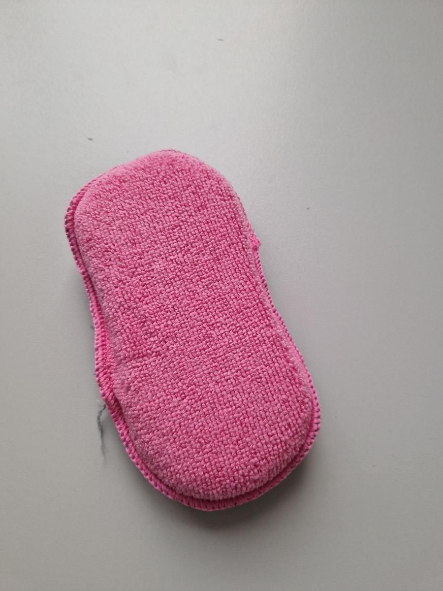 Reinigungsartikel, Foto siehe Anlage, 
- laut Antrag unter derselben Artikelnummer in vier unterschiedlichen Ausführungen [Mikro-
  faser Küchenwamm mit Netzgewebe (Honeycomb), Mikrofaser Küchenschrubbschwamm 
  (pp scourer), Mikrofaser Scheuerschwamm (Scrub Sponge) und Mikrofaser Reinigungspad 
  (scrubber)] in einem Karton verpackt, 
- keine Warenzusammenstellung, da nicht alle Ausführungen gemeinsam, sondern pro 
  Ausführung jeweils als 2er- oder 4er-Packung für den Einzelverkauf aufgemacht sind, 
- Mikrofaser Scheuerschwamm (Scrub Sponge):
-- laut Antrag zwei Stück mit einer Banderole verpackt,
-- zusammengesetzte Ware, bestehend aus einem Reinigungstuch und einem Schwamm,
-- von annähernd ovaler Form, mit den Abmessungen (L x B x H) von ca. 18,5 cm x 9,5 cm x 3,2 cm,
-- der Schwamm ist vollständig von dem Reinigungstuch umhüllt,
-- Reinigungstuch:
--- auf der einen Seite aus einem einfarbigen Schlingengewirke aus laut Antrag aus synthetischen 
    Chemiefasern, auf der anderen Seite aus einem buntgewebten Doppelgewebe aus 
    synthetischen Chemiefasern sowie metallisierten Garnen (metallisierte Streifen aus 
    synthetischer Spinnmasse mit einer Streifenbreite von ca. 1 mm),
--- an den Rändern mit einer Überwendlichnaht gesäumt,
--- durch Zusammenfügen konfektioniert; ohne Hinweise auf Handarbeit,
--- insbesondere im Hinblick auf die Verwendung und den Umfang sind das Gewebe und das
    Gewirke gleichbedeutend; das Reinigungstuch ist somit der von den gleichermaßen in Betracht 
    kommenden Unterpositionen (KN; 6307 1010 und 6307 1090) in der Nomenklatur zuletzt 
    genannten zuzuweisen,
-- Schwamm: aus Zellkunststoff (Schaumkunststoff),
- dient dem Säubern von diversen Oberflächen (z. B. im Haushalt),
- sowohl das Reinigungstuch als auch der Schwamm verfügen über die objektiven Merkmale von 
  Waren, die für die Reinigung mit Wasser und Reinigungsmitteln bestimmt sind; das Reinigungs-
  tuch verleiht der zusammengesetzten Ware jedoch u. a. aufgrund der besonderen Struktur 
  seiner Oberflächen ihren wesentlichen Charakter, 
- stellt sich als Reinigungstuch und nicht als Küchenwäsche im Sinne der Position 6302 dar.
"Andere konfektionierte Waren (Reinigungstücher), aus Spinnstoffen, aus Geweben, nicht 
 handgearbeitet"