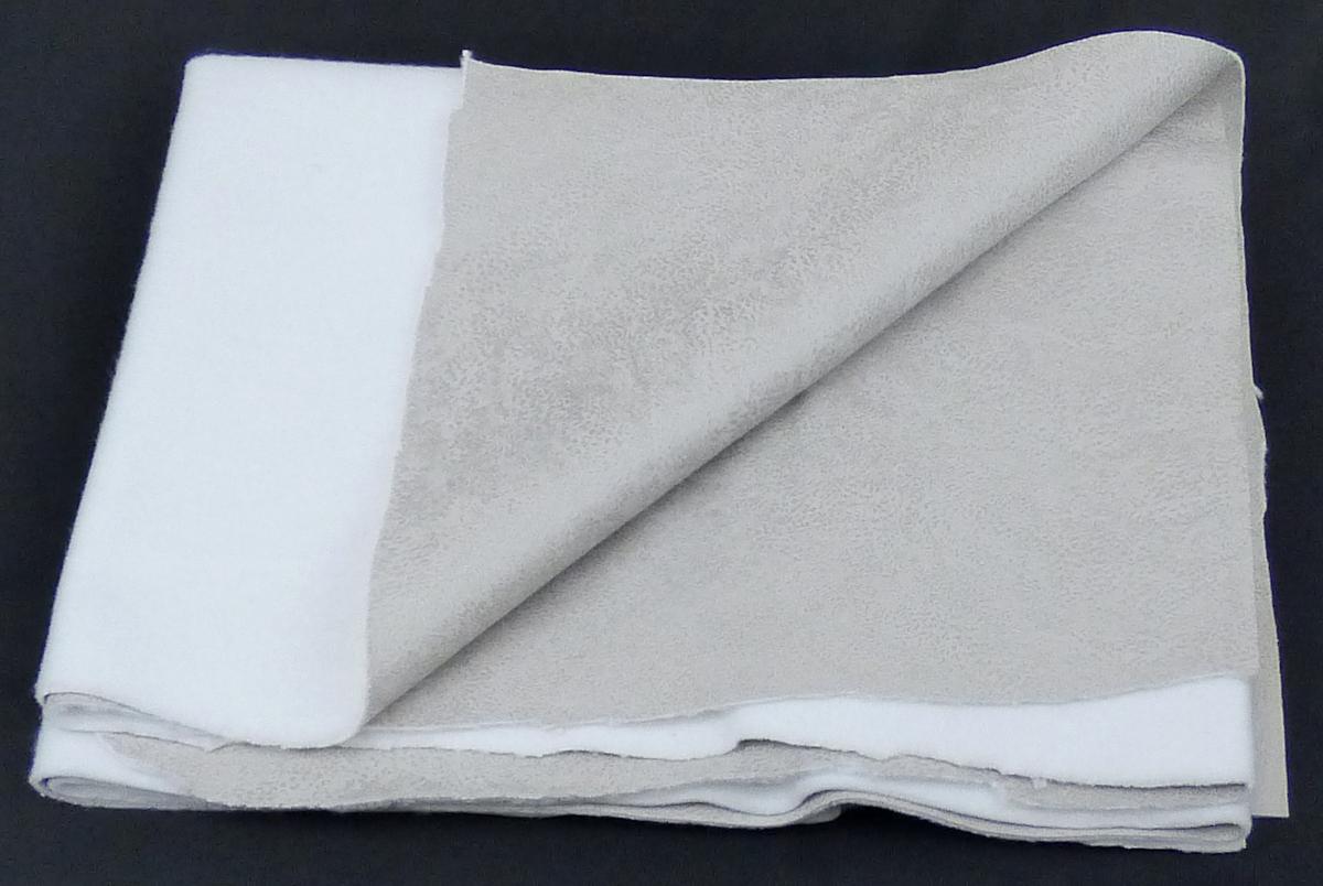 Textillaminat, sog. Möbelbezugsstoff für die Möbelindustrie, Art. Artemisa WR, Foto siehe Anlage,
- laut Untersuchungsergebnis:
-- als Meterware, mit einer Breite von mehr als 30 cm,
-- aus zwei mit ihrer ganzen Fläche aufeinander liegenden und so miteinander durch Kleben
   verbundenen Lagen:
--- mit einer Oberlage (Schauseite):
---- aus einem gerauten und bedruckten Kettengewirke, u. a. somit keine Ware der Position 5407,
---- aus synthetischen Chemiefasern (laut Antrag Polyester),
---- keine Elastomergarne oder Kautschukfäden enthaltend,
---- kein Samt, Plüsch, Schlingengewirke oder Schlingengestricke,
--- mit einer Unterlage:
---- aus einem gerauten Kuliergewirke,
---- aus synthetischen Chemiefasern (laut Antrag Polyester),
---- keine Elastomergarne oder Kautschukfäden enthaltend,
- das die Schauseite bildende Kettengewirke verleiht der Ware insbesondere im Hinblick auf die
  Bedeutung in Bezug auf die Verwendung als Möbelbezugsstoff für die Möbelindustrie ihren
  wesentlichen Charakter.

"Kettengewirke, anderes als solche der Positionen 6001 bis 6004, aus synthetischen Chemiefasern,
 andere als in der Unterposition (HS) 6005 35 genannte, bedruckt"