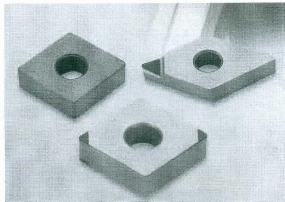 Keramische Waren zu technischen Zwecken, sog. Schneidplatten mit keramisch gebundenen CBN-Ecken,
Foto siehe Anlage,
- harte, ungefasste und z. B. rhombische, dreieckige, quadratische, sechseckige oder runde Schneidplatten;
  mittig gelocht,
- aus verschiedenen Stoffen zusammengesetzte Waren, laut Antrag bestehend aus:
- - einem Träger aus einem Cermet (Wolframcarbid mit dem metallischen Bindemittel Cobalt),
- - aufgebrachten Schneidecken,
- - - aus anderen keramischen Stoffen als Porzellan: 
- - - - kubisches Bornitrid (CBN) mit einem keramischen Bindemittel (lt. Antrag aus Metallnitrid und Metallborid),
- - - - nach vorheriger Formgebung keramisch gebrannt,
- - - mit einer Mohsschen Härte von mehr als 9,
- zur Verwendung als Schneidkörper in Werkzeugmaschinen für die Metallbearbeitung,
- die keramischen Schneidecken verleihen den Waren insbesondere aufgrund ihrer Bedeutung in Bezug auf die 
  Verwendung den wesentlichen Charakter, 
- eine Einreihung in das Kapitel 82 kommt nicht in Betracht, u. a. da es sich bei der/den charakterbestimmenden
  Schneidecke/n weder um ein Cermet handelt, noch um eine Ware, die aus Stoffen besteht, die in 
  Anmerkung 1 zu Kapitel 82 in Bezug auf das arbeitende Teil zugelassen sind.

"Keramische Waren zu technischen Zwecken, nicht aus Porzellan, mit einer Mohsschen Härte von mehr als 9"