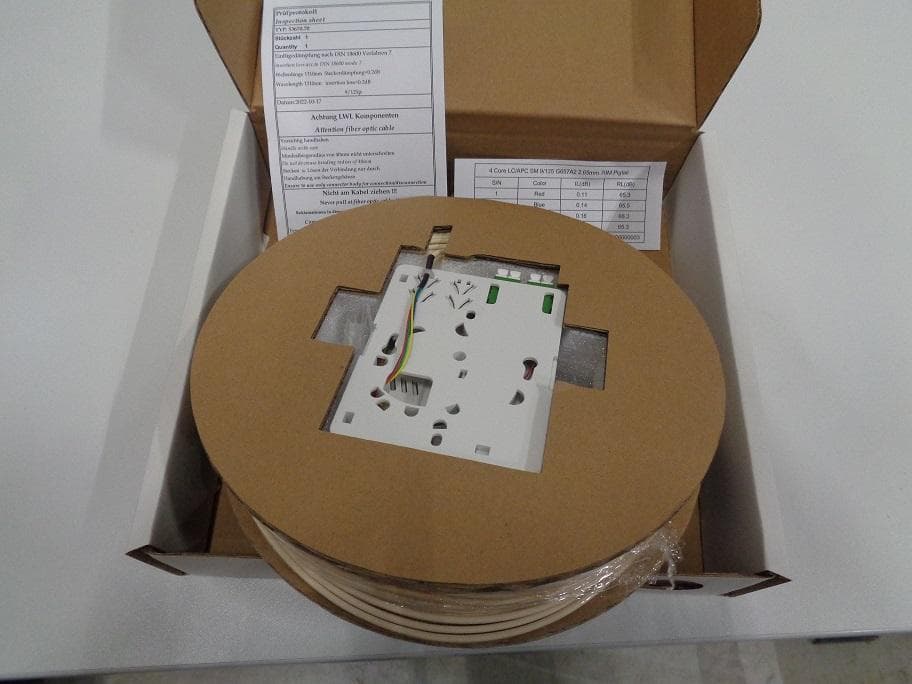 Bei der als "FTTX Compact Box - Hausanschlussbox, Art.Nr. 53670.70" bezeichneten Ware handelt es sich um ein 70 m langes Kabel (G.657.A2) mit vier einzeln umhüllten Singlemode-Fasern, die auf vier Pigtails gespleißt sind.
Die Pigtails sind in einer Spleißbox aufgesteckt und besitzen zwei LC/APC Duplex-Anschlussstücke.

Die vorkonfektionierte Hausanschlussbox dient der Übertragung von optischen Signalen in der Telekommunikation.

Die Ware ist als "Kabel aus optischen, einzeln umhüllten Fasern, mit Anschlussstücken versehen, nicht von der Unterposition (TARIC) 8544 7000 10 erfasst" einzureihen.