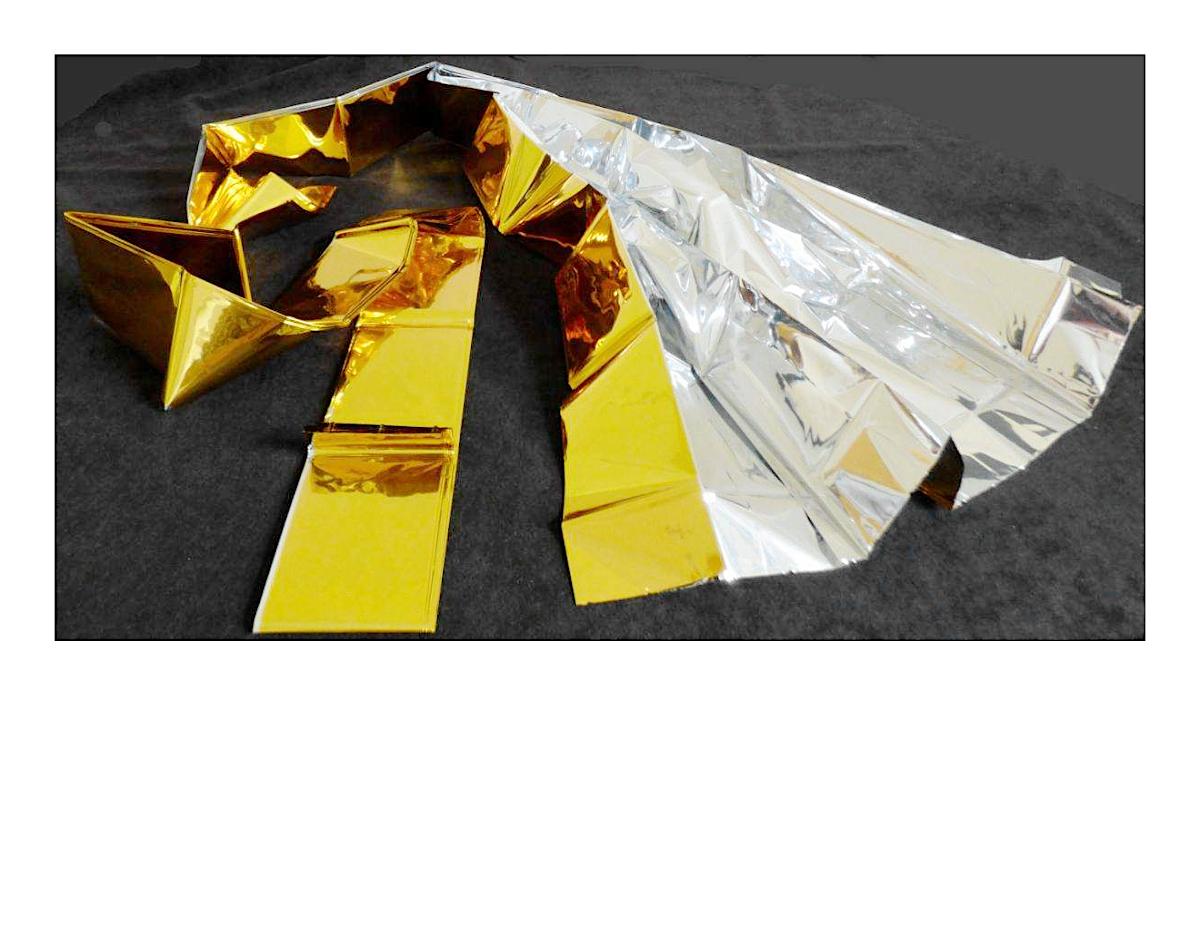 Angaben:
Es handelt sich um eine Rettungsdecke mit einer goldenen Seite für den Hitzeschutz und einer silbernen Seite für den Kälteschutz, mit den Maßen 160 x 210 cm.

Feststellungen:
Es wurde eine einseitig silberfarbene und einseitig goldfarbene, glänzende, rechteckig zugeschnittene Folie aus metallbedampftem Polyethylenterephthalat mit einer Dicke von 13 Mikrometer vorgelegt.

Befund:
Andere Folie, nicht aus Zellkunststoffen, weder verstärkt noch geschichtet (laminiert) oder auf ähnliche Weise mit anderen Stoffen verbunden, ohne Unterlage, aus Poly(ethylenterephthalat), mit einer Dicke von 0,35 mm oder weniger, andere. andere