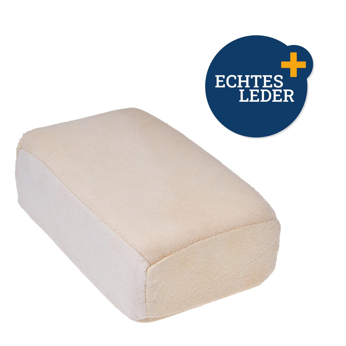 Ware aus Leder, sog. Fensterlederschwamm, Foto siehe Anlage,
ein Warenmuster wurde nicht vorgelegt, die Einreihung erfolgt anhand der Antragsangaben,
- aus einer vollständig mit Leder überzogenen, quaderförmigen Innenlage
  aus Schaumkunststoff,
- mit den Abmessungen: ca. 12﻿,﻿5 cm (Länge) x 8 cm (Breite) x 4 cm (Höhe),
- das Leder bestimmt im Hinblick auf seine Bedeutung in Bezug auf die Verwendung 
  den wesentlichen Charakter der Ware,
- soll dem Säubern von Glas- oder Spiegelflächen bei Fahrzeugen und im Haushalt dienen,
- verpackt in einem Polybeutel mit Banderole aus Papier.

"Andere Ware aus Leder, nicht zu technischen Zwecken"
