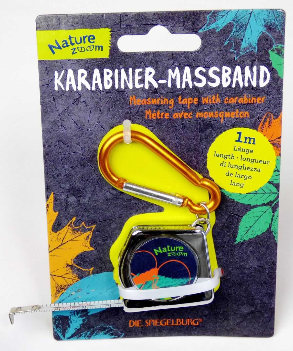 Sog. Maßband in Form einer zusammengesetzten Ware, im Wesentlichen bestehend aus einem Kunststoffgehäuse mit den Abmessungen (B x T x H) von ca. 35 x 35 x 10 mm, in welchem ein sich automatisch aufrollendes Maßband aus unedlem Metall befindet. Das Maßband (charakterbestimmend in Bezug auf die Verwendung) ist einseitig mit einem Messbereich von 0 bis 1 Meter bzw. 39 Inch bedruckt. Ein Feststellknopf ist in das Gehäuse integriert.
Am Maßbandgehäuse ist ein Karabinerhaken aus unedlem Metall zu Befestigungszwecken angebracht.
Die Ware ist mit zwei Kabelbindern auf einem bedruckten Karton fixiert.
Die Ware dient dem Messen von Längen durch Anlegen des Maßbandes an die zu messende Strecke.

Zur äußeren Form siehe Abbildung in der Anlage.

Die Ware wird als "Längenmessinstrument für den Handgebrauch, in Kapitel 90 anderweit weder genannt noch inbegriffen, nicht von den Unterpositionen (HS) 9017 10 bis 9017 30 erfasst, Maßband mit Maßeinteilung" eingereiht.