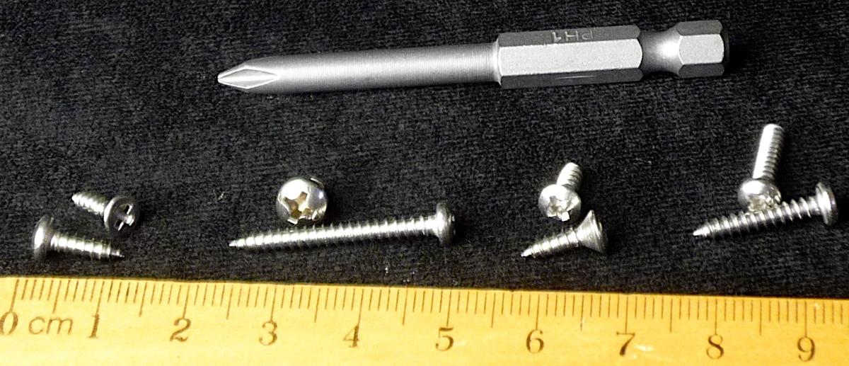 Es handelt sich um Warenzusammenstellungen, bestehend aus 24 aus nicht rostendem Stahl gefertigten, gewindeformenden Schrauben verschiedener Abmessungen mit unterschiedlicher Kopfform (Linsenkopf / Senkkopf, jeweils mit Kreuzschlitz) und einem bis zum Kopf reichenden, selbstformenden Gewinde, das an seinem Ende zu einer Spitze ausgearbeitet ist; drei Schrauben aus nicht rostendem Stahl mit Kopf mit Kreuzschlitz und einem metrischen, selbstschneidenden Gewinde (M4) sowie einem auswechselbaren Schraubendrehereinsatz (sog. Montagebit) aus unedlem Metall für die vorgenannten Schrauben mit Kreuzschlitzantrieb.
Die Schrauben sind in vier Kunststoffbeuteln zusammengestellt und gemeinsam mit dem ebenfalls in einem Kunststoffbeutel verpackten sog. Montagebit in einem weiteren Kunststoffbeutel verpackt. 
- Antragstellerangaben -

Abbildung siehe Anlage.

Der Charakter der für den Einzelverkauf aufgemachten Warenzusammenstellungen wird aufgrund der Menge und der Bedeutung für die Verwendung durch die Schrauben bestimmt.

Derartige Erzeugnisse gehören als "andere gewindeformende Schrauben aus nicht rostendem Stahl" zur Codenummer 7318 1410 90 0 des Zolltarifs.