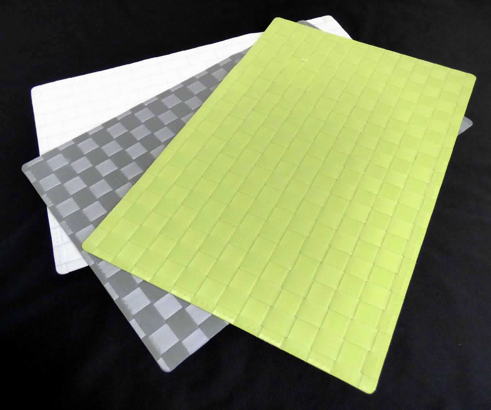 Bei den vorliegenden Warenmustern handelt es sich um drei ca. 45 x 30 cm große, sogenannte Platzmatten. 
Die in verschiedenen Farben (Art.: 12944200 /beige, Art.: 12944408 /grün, Art.: 12944507 /grau) erhältlichen Erzeugnisse bestehen unmittelbar aus ca. 2,0 cm breiten Kunststoffstreifen - laut Angabe der Antragstellerin aus Polypropylen - (Flechtstoff im Sinne der Anmerkung 1 zu Kapitel 46), die in Flächenform miteinander verwebt sind. 
Am Rand ist die Ware mit einer Prägenaht versehen und die Ecken sind leicht abgerundet.

Die Ware ist für den Einzelverkauf mit drei Platzmatten in einem Polybeutel aufgemacht.

Derartige Waren sind zolltariflich als "Flechtstoffe, in Flächenform verwebt, nicht aus pflanzlichen Stoffen, keine Geflechte, nicht aus Geflechten oder ähnlichen Waren aus Flechtstoffen" einzureihen.