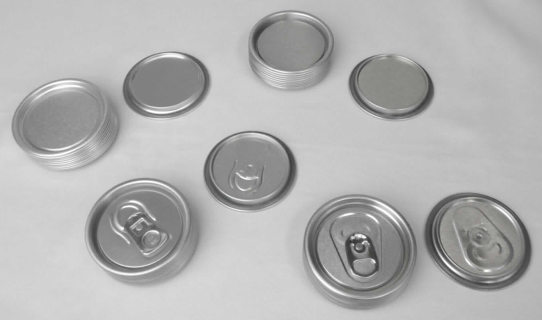 Es handelt sich um aus Aluminium gefertigte Verschlüsse für Getränkedosen. Die Erzeugnisse weisen einen nach außen geweiteten Stufenrand auf und sind teilweise mit einer vorgekerbten Lasche und einem Ziehring versehen.
Durchmesser: etwa 57 mm und 59 mm

Abbildung siehe Anlage.

Die Erzeugnisse stellen sich aufgrund ihrer objektiven Beschaffenheitsmerkmale nicht als Verschluss- oder Flaschenkapseln dar. Eine Einreihung in die Unterposition 8309 9010 der Kombinierten Nomenklatur kommt somit nicht in Betracht.

Derartige Erzeugnisse gehören als "Dosenverschlüsse aus unedlen Metallen, andere als solche der Codenummer 8309 9090 10 0" zur Codenummer 8309 9090 90 0 des Zolltarifs.