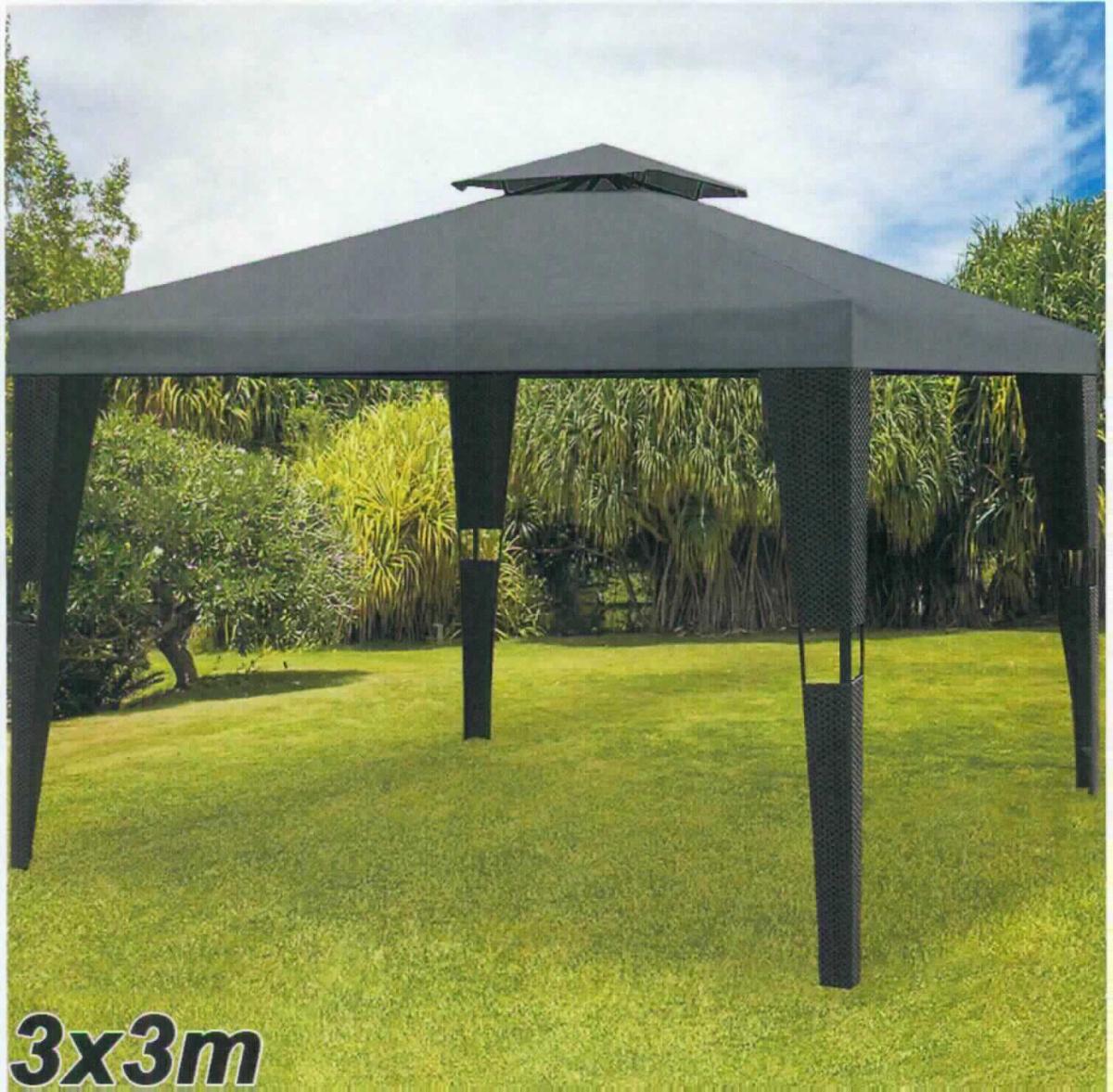 Zelt, sog. Polyrattan Pavillon, Foto siehe Anlage,
- anhand eines Fotos und eines Musterabschnittes der Dachbespannung veranschaulicht,
- als Gartenpavillon gearbeitet; noch nicht zusammengesetzt eingehend,
- laut Antrag:
-- mit einer annähernd pyramidenförmigen, abgestuften Dachhaube; je nach Ausführung mit quadratischer 
   oder rechteckiger Grundfläche,
-- mit einer Grundkonstruktion aus unedlem Metall; bespannt mit einem Gewebe aus sog. Polyrattan,
- mit einer Dachbespannung aus ca. 0,4 mm dicken, einfarbigen Geweben aus 100 % Polyester 
  (synthetische Chemiefasern),
- durch Zusammenfügen konfektioniert,
- erfüllt die Merkmale zur Einreihung als Zelt, da die Ware das Bilden eines geschlossenen Raumes ermöglicht, 
  somit keine Ware der Unterposition 6306 90,
- im Hinblick auf die Verwendung als Zelt bestimmt das Material der Dachbespannung (Gewebe) den Charakter 
  der Ware.

"Zelt, aus Spinnstoffen, aus synthetischen Chemiefasern"