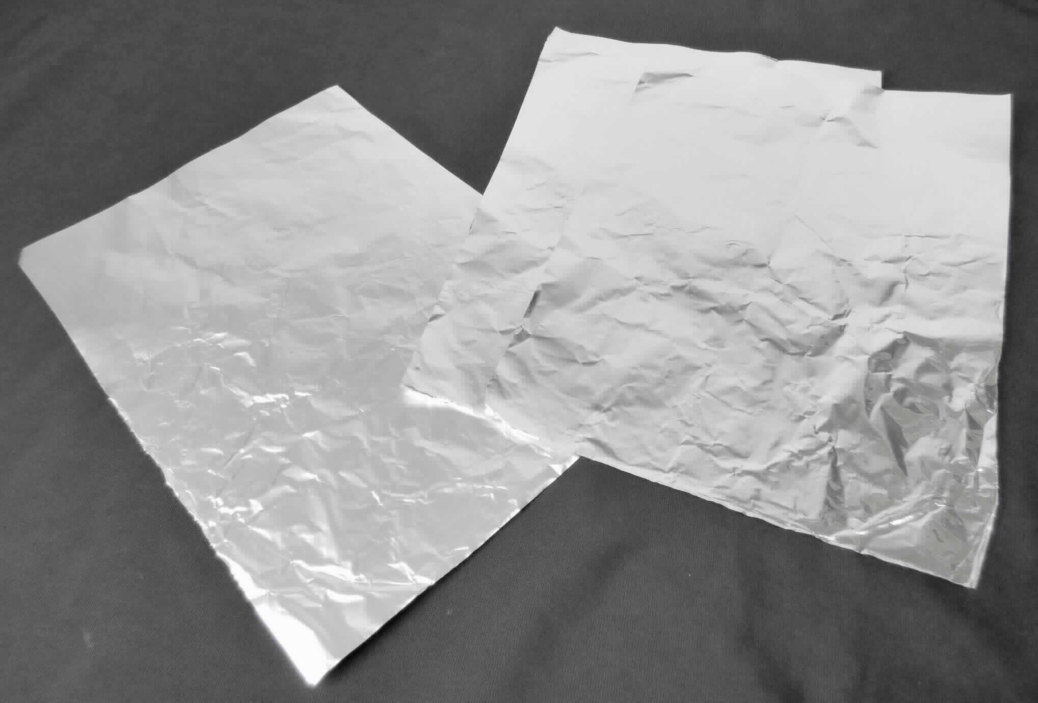 Aluminiumfolie

Bei der Ware handelt es sich um eine Folie aus einer Aluminiumlegierung (EN-AW-8079) auf Rollen. Die Folien haben eine Dicke zwischen 7 und 20 µm. Die Breite liegt zwischen 800 und 1450 mm. Das Rollengewicht liegt zwischen 800 und 1200 kg.
Den Angaben nach wird die Folie ausschließlich zur Herstellung von mehrschichtigen Verpackungsmaterialen verwendet.

Die Ware wird nach ihrer stofflichen Beschaffenheit als Folien, aus Aluminium, mit einer Dicke (ohne Unterlage) von 0,2 mm oder weniger, ohne Unterlage, nur gewalzt, für andere Verwendungszwecke als Aluminium Haushaltfolie, in den TARIC-Code 7607 1119 60 der Kombinierten Nomenklatur eingereiht.
