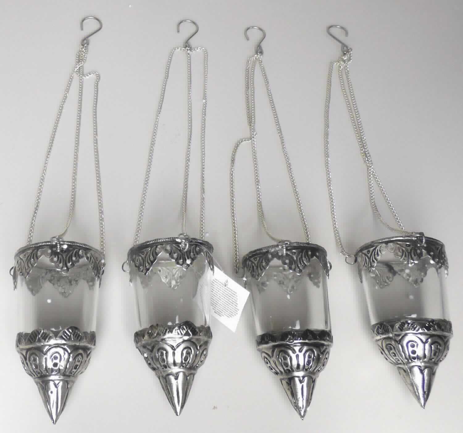 Glasware zur Innenausstattung, Foto siehe Anlage,
- als Set mit vier Stück,
- in Form einer zusammengesetzten Ware, bestehend aus:
- - einem leicht bauchigen, oben offenen Gefäß aus klarsichtigem Glas; laut Antrag aus gewöhnlichem,
    handgefertigtem Glas (manuelle Glasentnahme),
- - - in den Abmessungen: ca. 12 cm (Höhe) x 6,5 cm (max. Durchmesser),
- - ornamentartigen Verzierungen am oberen Rand und am Boden des Glasgefäßes,
- - - aus unedlem Metall (laut Antrag Eisen),
- - mit einer Aufhängevorrichtung (Kette und Haken) aus unedlem Metall (laut Antrag Eisen),
-  der Wert des Glases und des unedlen Metalls ist laut Antrag genau gleich; das Glas bestimmt im Hinblick auf den
   Umfang und die Verwendung der Ware als Windlicht den Charakter der zusammengesetzten Ware, daher keine
   Einreihung als Ziergegenstand aus unedlem Metall in die Position 8306,
- keine Einreihung als nicht elektrischer Beleuchtungskörper in die Position 9405, da die Gefäße weder eine
  Haltevorrichtung, noch eine spezifische Vorrichtung zum Befestigen einer Kerze oder eines Teelichtes aufweisen,
- verpackt in einem Pappkarton mit einem Einleger aus Styropor.

"Glasware zur Innenausstattung, aus gewöhnlichem Glas, handgefertigt"