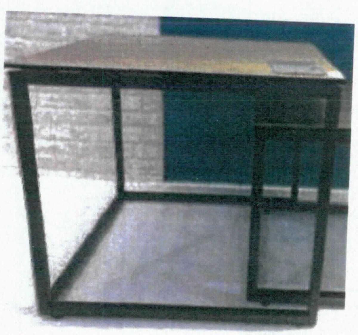 Bei dem sog. "Beistelltisch, Art. 090.000278" handelt es sich um einen aus verschiedenen Stoffen zusammengesetzten 55 x 50 x 55 cm (BxHxT) großen rechteckigen Tisch. Er ist dazu bestimmt auf den Boden gestellt zu werden und dient der Einrichtung von Wohnungen.

Der stoffliche Charakter des Möbel wird weder vom Metallgestell (Bedeutung für die Verwendung als Stabilität verleihendes Element) noch von der Glas-/Keramikplatte (Stoff mit dem höchsten Wert) bestimmt. Das Erzeugnis ist daher in die letztgenannte, der gleichenmaßen in Betracht kommenden Unterpositionen einzureihen. Hinweise auf Handarbeit liegen nicht vor.

Die noch nicht zusammengesetzte und verpackte Ware wird als "anderes als von den Positionen 9401 und 9402 sowie den Unterpositionen (HS) 9403 10 bis 9403 83 erfasstes Möbel, aus Glas/Keramik, nicht handgearbeitet" eingereiht.