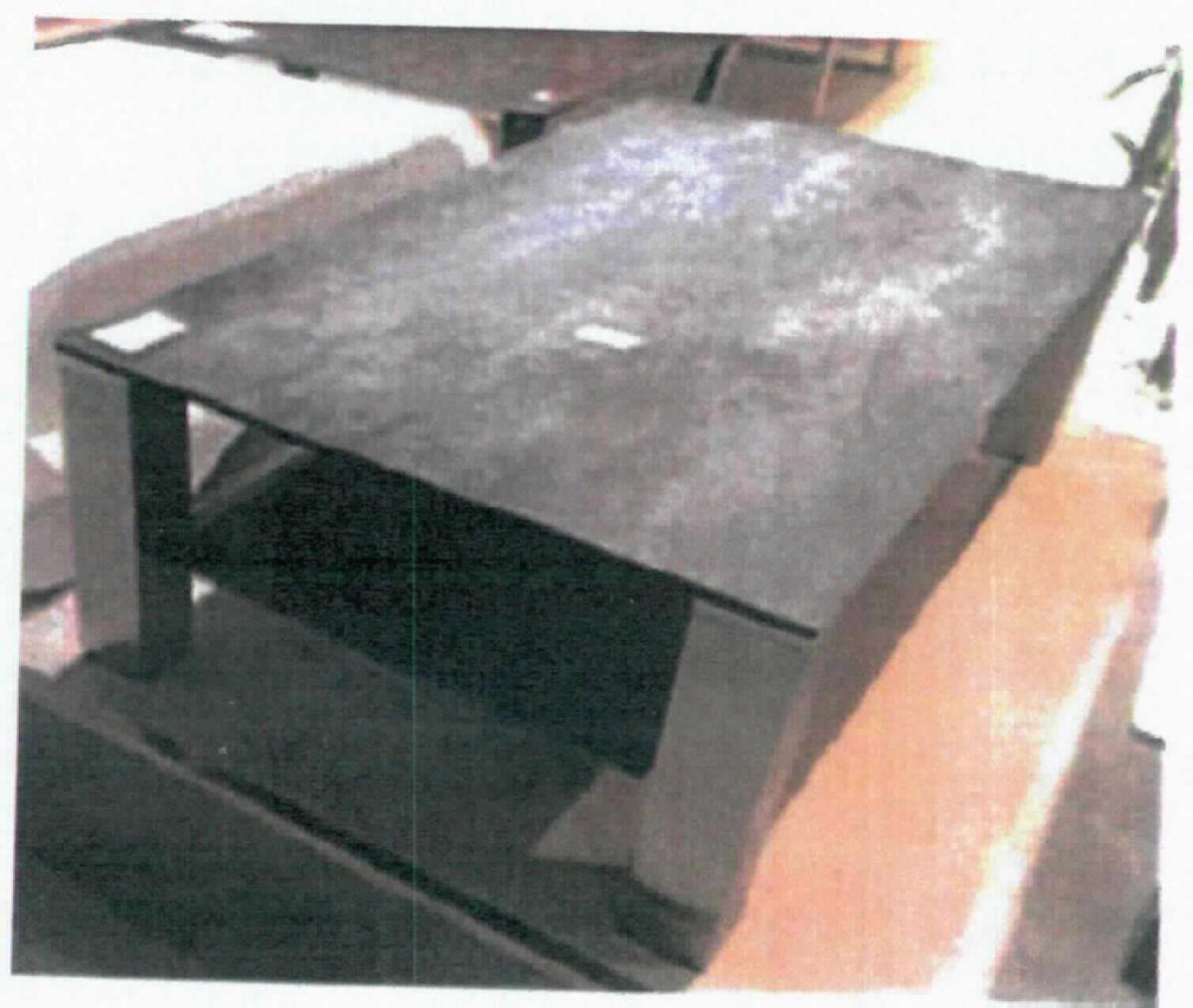 Bei dem sog. "Couchtisch, Art. 090.000276" handelt es sich um einen aus verschiedenen Stoffen zusammengesetzten 120 x 40 x 70 cm (BxHxT) großen rechteckigen Tisch mit einer Zwischenablage aus Glas. Er ist dazu bestimmt auf den Boden gestellt zu werden und dient der Einrichtung von Wohnungen.

Der stoffliche Charakter des Möbel wird weder vom Metallgestell (Bedeutung für die Verwendung als Stabilität verleihendes Element) noch von der Glas-/Keramikplatte (Stoff mit dem höchsten Wert) bestimmt. Das Erzeugnis ist daher in die letztgenannte, der gleichenmaßen in Betracht kommenden Unterpositionen einzureihen. Hinweise auf Handarbeit liegen nicht vor.

Die noch nicht zusammengesetzte und verpackte Ware wird als "anderes als von den Positionen 9401 und 9402 sowie den Unterpositionen (HS) 9403 10 bis 9403 83 erfasstes Möbel, aus Glas/Keramik, nicht handgearbeitet" eingereiht.