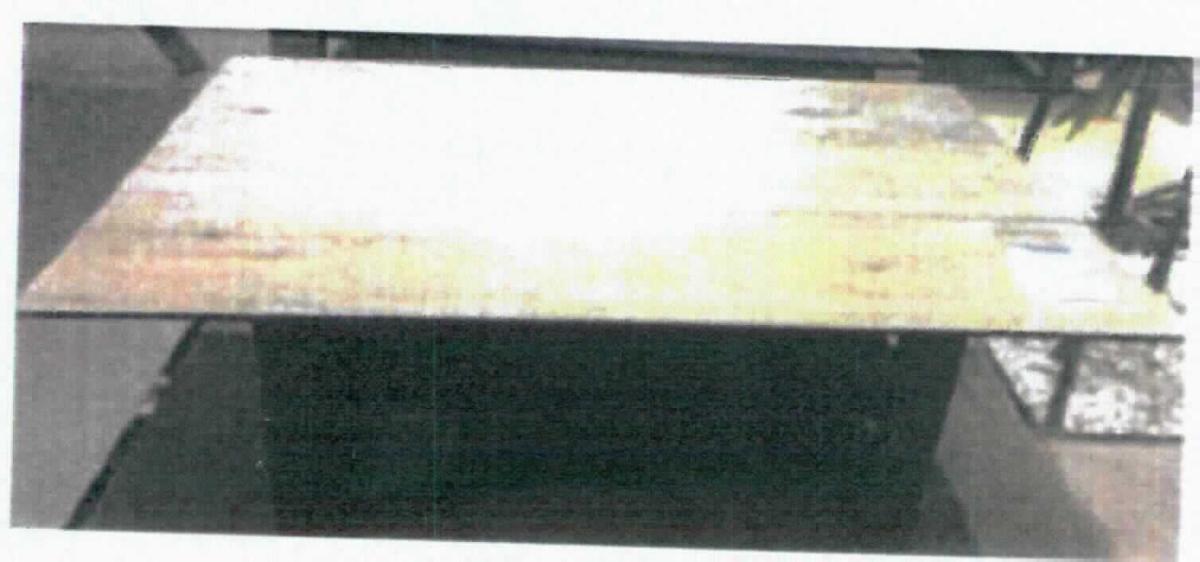Bei dem sog. "Couchtisch, Art. 090.000275" handelt es sich um einen aus verschiedenen Stoffen zusammengesetzten 120 x 42 x 70 cm (BxHxT) großen rechteckigen Tisch. Er ist dazu bestimmt auf den Boden gestellt zu werden und dient der Einrichtung von Wohnungen.

Der stoffliche Charakter des Möbel wird weder vom Metallgestell (Bedeutung für die Verwendung als Stabilität verleihendes Element) noch von der Glas-/Keramikplatte (Stoff mit dem höchsten Wert) bestimmt. Das Erzeugnis ist daher in die letztgenannte, der gleichenmaßen in Betracht kommenden Unterpositionen einzureihen. Hinweise auf Handarbeit liegen nicht vor.

Die noch nicht zusammengesetzte und verpackte Ware wird als "anderes als von den Positionen 9401 und 9402 sowie den Unterpositionen (HS) 9403 10 bis 9403 83 erfasstes Möbel, aus Glas/Keramik, nicht handgearbeitet" eingereiht.