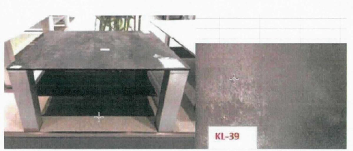 Bei dem sog. "Couchtisch, Art. 090.000273" handelt es sich um einen aus verschiedenen Stoffen zusammengesetzten 80 x 40 x 80 cm (BxHxT) großen rechteckigen Tisch. Er ist dazu bestimmt auf den Boden gestellt zu werden und dient der Einrichtung von Wohnungen.

Der stoffliche Charakter des Möbel wird weder vom Metallgestell (Bedeutung für die Verwendung als Stabilität verleihendes Element) noch von der Glas-/Keramikplatte (Stoff mit dem höchsten Wert) bestimmt. Das Erzeugnis ist daher in die letztgenannte, der gleichenmaßen in Betracht kommenden Unterpositionen einzureihen. Hinweise auf Handarbeit liegen nicht vor.

Die noch nicht zusammengesetzte und verpackte Ware wird als "anderes als von den Positionen 9401 und 9402 sowie den Unterpositionen (HS) 9403 10 bis 9403 83 erfasstes Möbel , aus Glas/Keramik, nicht handgearbeitet" eingereiht.