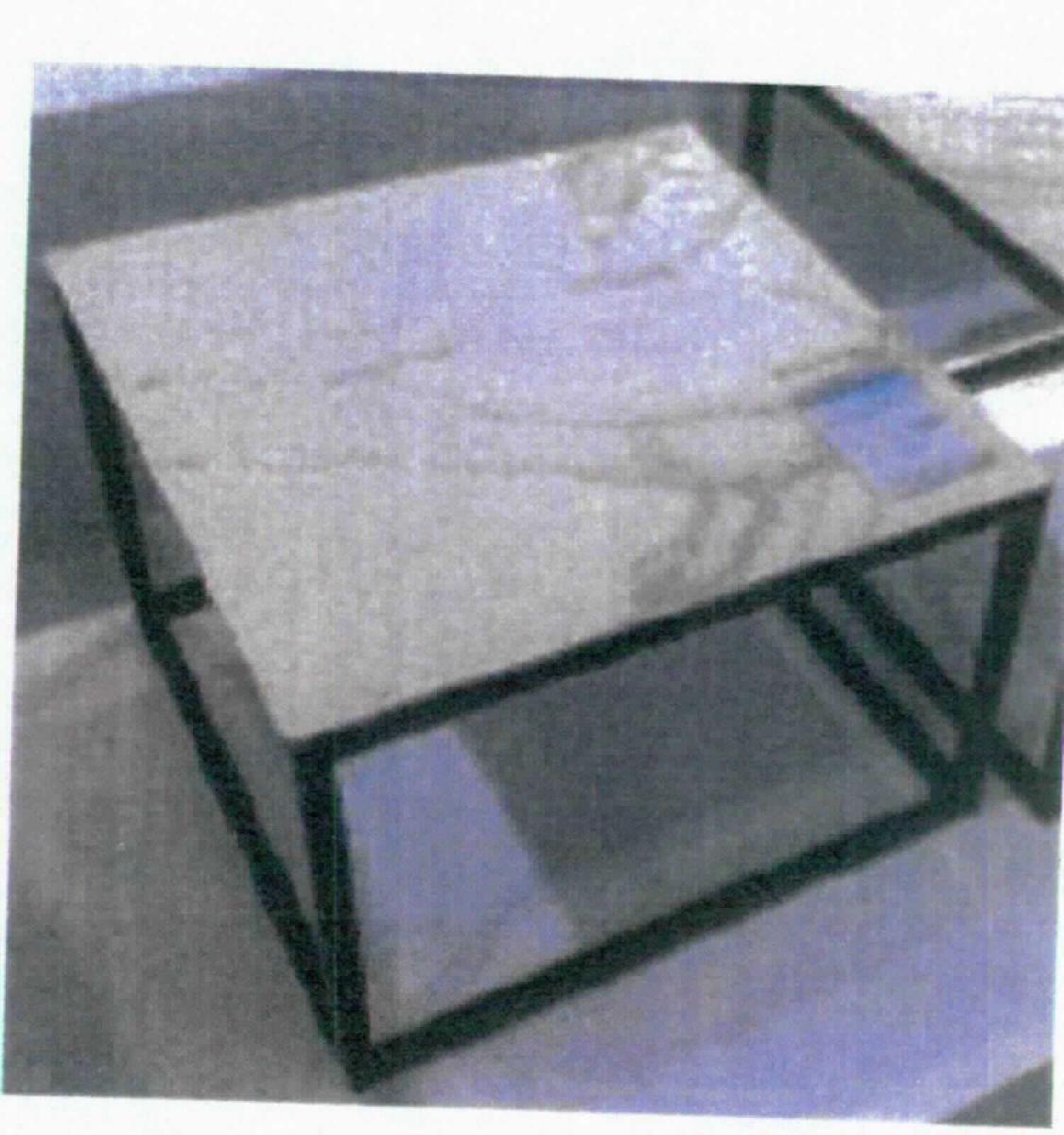 Bei dem sog. "Beistelltisch, Art. 090.000282" handelt es sich um einen aus verschiedenen Stoffen zusammengesetzten 50 x 45 x 50 cm (BxHxT) großen rechteckigen Tisch. Er ist dazu bestimmt auf den Boden gestellt zu werden und dient der Einrichtung von Wohnungen.

Der stoffliche Charakter des Möbel wird weder vom Metallgestell (Bedeutung für die Verwendung als Stabilität verleihendes Element) noch von der Glas-/Keramikplatte (Stoff mit dem höchsten Wert) bestimmt. Das Erzeugnis ist daher in die letztgenannte, der gleichenmaßen in Betracht kommenden Unterpositionen einzureihen. Hinweise auf Handarbeit liegen nicht vor.

Die noch nicht zusammengesetzte und verpackte Ware wird als "anderes als von den Positionen 9401 und 9402 sowie den Unterpositionen (HS) 9403 10 bis 9403 83 erfasstes Möbel, aus Glas/Keramik, nicht handgearbeitet" eingereiht.