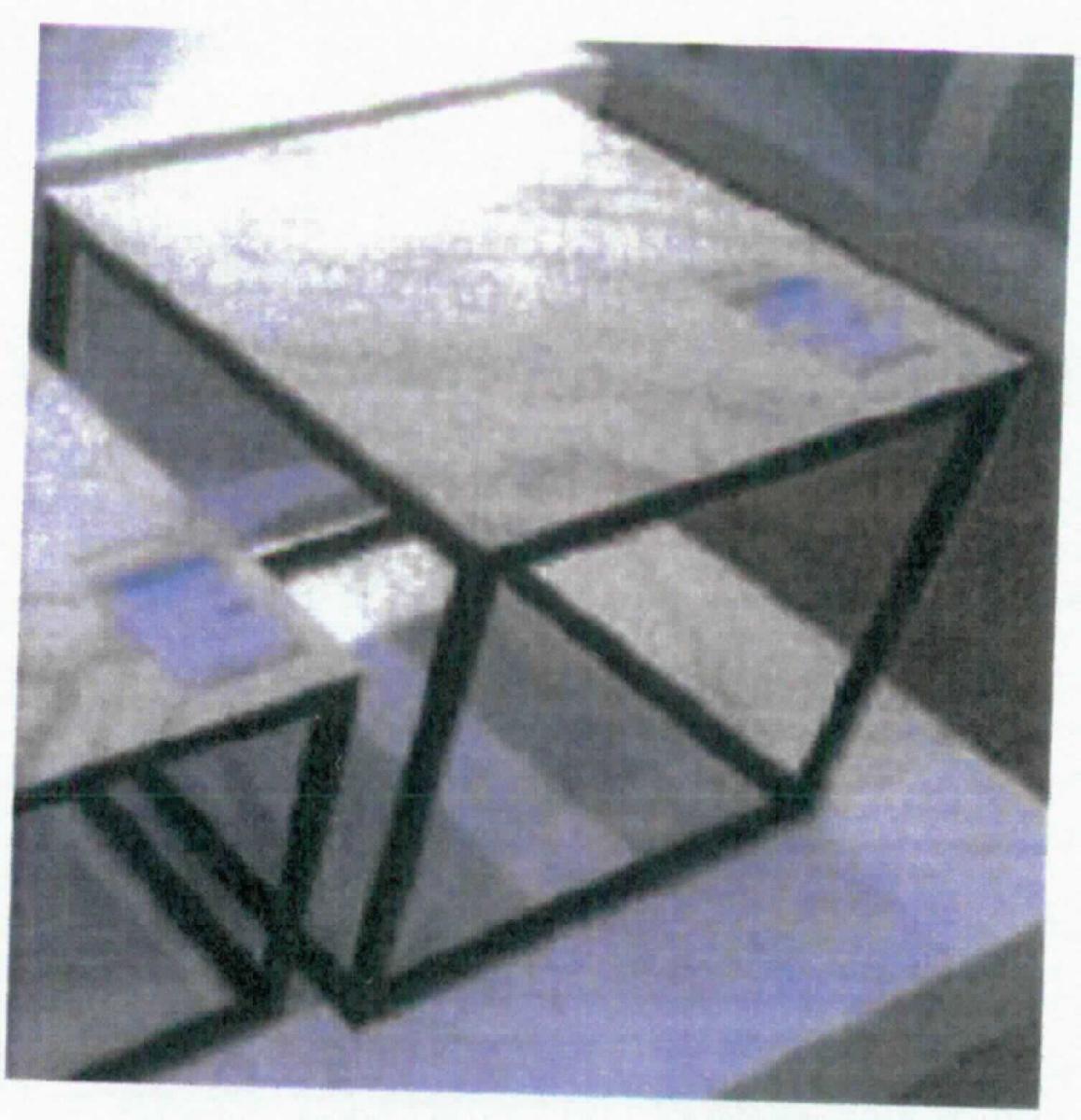 Bei dem sog. "Beistelltisch, Art. 090.000281" handelt es sich um einen aus verschiedenen Stoffen zusammengesetzten 50 x 35 x 50 cm (BxHxT) großen rechteckigen Tisch. Er ist dazu bestimmt auf den Boden gestellt zu werden und dient der Einrichtung von Wohnungen.

Der stoffliche Charakter des Möbel wird weder vom Metallgestell (Bedeutung für die Verwendung als Stabilität verleihendes Element) noch von der Glas-/Keramikplatte (Stoff mit dem höchsten Wert) bestimmt. Das Erzeugnis ist daher in die letztgenannte, der gleichenmaßen in Betracht kommenden Unterpositionen einzureihen. Hinweise auf Handarbeit liegen nicht vor.

Die noch nicht zusammengesetzte und verpackte Ware wird als "anderes als von den Positionen 9401 und 9402 sowie den Unterpositionen (HS) 9403 10 bis 9403 83 erfasstes Möbel, aus Glas/Keramik, nicht handgearbeitet" eingereiht.