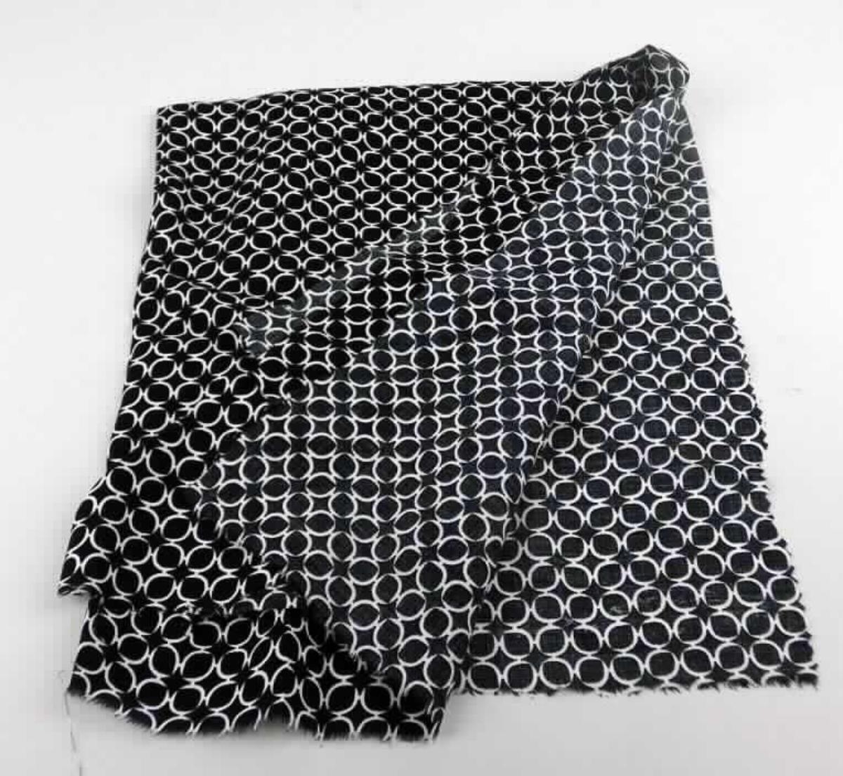 Gewebe, Foto siehe Anlage,
- als Meterware, mit einer Breite von laut Antrag 146 cm,
- laut Untersuchungsergebnis:
-- aus synthetischen Spinnfasern (laut Antrag Polyester), somit keine Ware der Position 5407,
-- bedruckt,
-- in Leinwandbindung.

"Gewebe aus synthetischen Spinnfasern, mit einem Anteil an diesen Spinnfasern von mehr als 85 GHT, mit einem  
 Anteil an Polyester-Spinnfasern von mehr als 85 GHT, bedruckt"