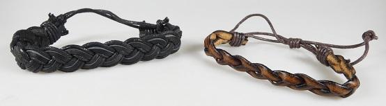 Fantasieschmuck (Armband) aus Leder

Es handelt sich um Armbänder aus miteinander verflochtenen Streifen aus Leder, an deren jeweiligen Enden als Verschluss Bänder aus Spinnstoffen befestigt und verknotet sind.
Die Erzeugnisse sind auf einer aufhängbaren und bedruckten Pappkarte befestigt.

Abbildung siehe Anlage.

Derartige Erzeugnisse gehören als "anderer Fantasieschmuck, nicht aus unedlen Metallen" zum TARIC-Code 7117 9000 00.