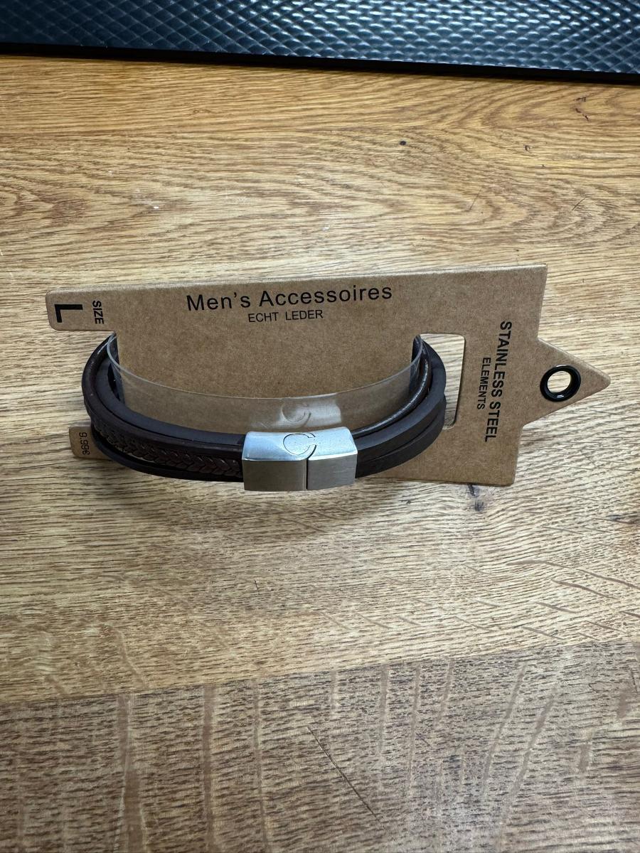 Fantasieschmuck (Armband) aus Leder und einer Edelstahl-Schließe

Es handelt sich um ein dunkelbraunes Herrenarmband, in Form von fünf Bändern aus Leder sowie einem silbernen Magnetsteckverschluss bestehend aus unedlem Metall.
Die Bänder sind in drei verschiedene Formen aufgemacht:
Ein Band ist geflochten und hat ein Breite von ca. 7mm.
Von den restlichen vier Bändern sind jeweils zwei rund und zwei flach. Die flachen Bänder haben eine Breite von ca. 5mm.
Die Bänder werden über den Magnetsteckverschluss bestehend aus unedlem Metall verbunden.

Das Armband ist auf einer aufhängbaren bedruckten Pappkarte befestigt.

- Antragstellerangaben -

Abbildung siehe Anlage.

Der Charakter der aus verschiedenen Stoffen zusammengesetzten Waren wird insbesondere im Hinblick auf den Umfang und den Wert durch das Leder bestimmt.

Derartige Erzeugnisse gehören als "anderer Fantasieschmuck" zum TARIC-Code 7117 9000 00.