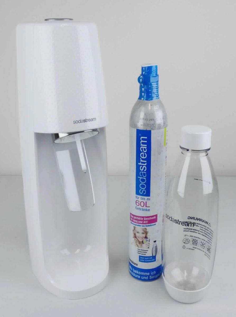 Sprudlermaschine,
- aus einem Kunststoffgehäuse mit Düse, Entriegelungstaste, Auslösetaste, einer Aufnahmevorrichtung für 
  einen CO2-Zylinder und einem Flaschenhalter (Abbildung siehe Anlage),
- zum Versetzen von Getränken mit Kohlensäure,
- in einer gemeinsamen Verkaufsumschließung mit CO2-Zylinder, Kunststoffflasche und 
  Bedienungsanleitung (Beipack).
Die Sprudlermaschine bestimmt den Charakter des Ganzen.

"Apparat zum Versetzen von Getränken mit Kohlensäure (Warenzusammenstellung in Aufmachung für den Einzelverkauf aus Sprudlermaschine -charakterbestimmend- und Beipack) - Sprudlermaschine"