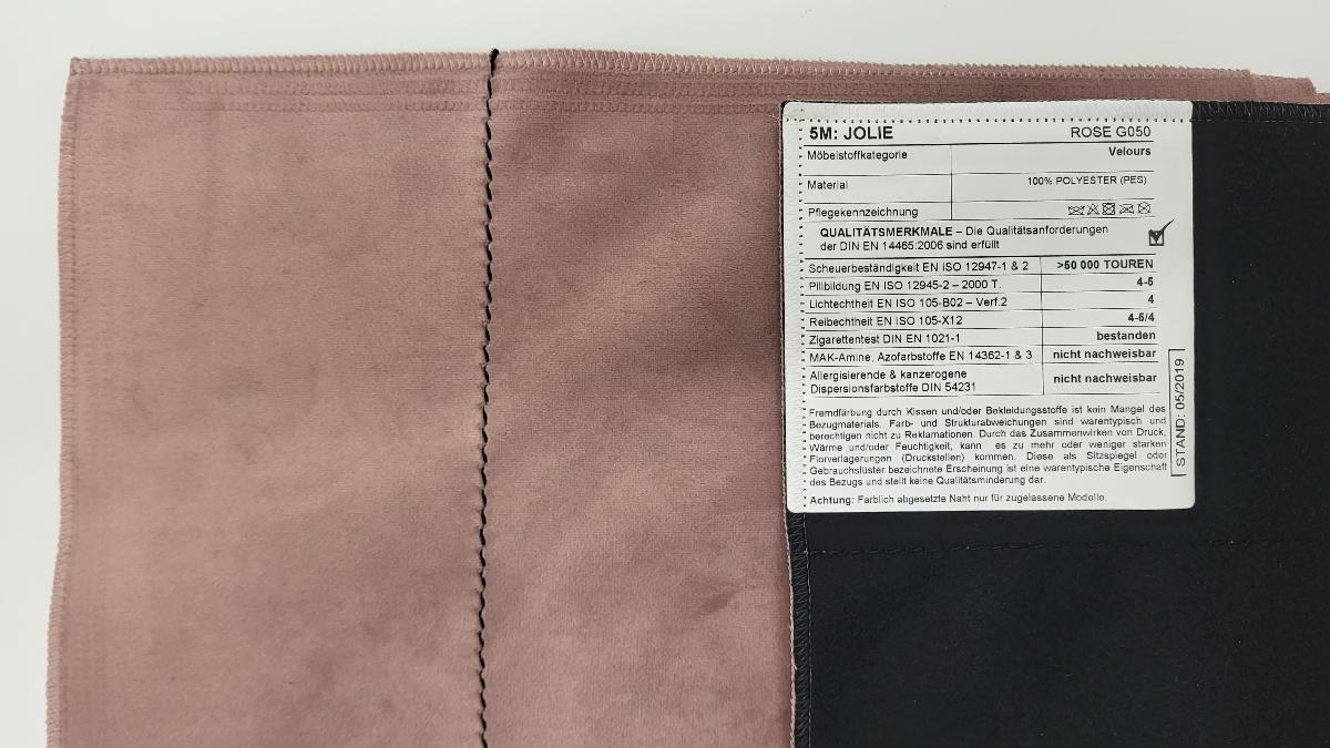 Textillaminat, sog. Möbelbezugsstoff, Foto siehe Anlage,
- als Meterware, laut Antrag mit einer Breite von mehr als 30 cm,
- aus zwei mit ihrer ganzen Fläche aufeinander liegenden und so miteinander durch Kleben verbundenen
   Lagen:
-- mit einer Oberlage (Schauseite):
--- aus einem Samtgewirke (in Kettenwirktechnik) aus synthetischen Chemiefasern (laut Antrag
    Polyester),
--- kein Hochflorerzeugnis und kein Schlingengewirke,
-- mit einer Unterlage:
--- aus einem einseitig gerauten Kettengewirke aus synthetischen Chemiefasern,
- das die Schauseite bildende Samtgewirke verleiht der Ware insbesondere im Hinblick auf die
  Bedeutung in Bezug auf die Verwendung als Möbelbezugsstoff ihren wesentlichen Charakter, u. a.
  damit keine Ware der Position 5407.

"Samt, gewirkt, anderer als in den Unterpositionen 6001 10 genannte, aus Chemiefasern"