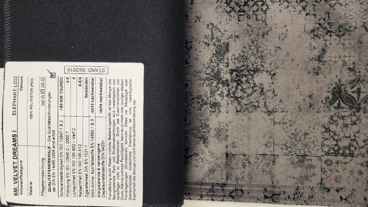 Textillaminat, sog. Möbelbezugsstoff, Foto siehe Anlage,
- als Meterware, laut Antrag mit einer Breite von mehr als 30 cm,
- aus zwei mit ihrer ganzen Fläche aufeinander liegenden und so miteinander durch Kleben verbundenen
   Lagen:
-- mit einer Oberlage (Schauseite):
--- aus einem Samtgewirke (in Kettenwirktechnik) aus synthetischen Chemiefasern (laut Antrag
    Polyester),
--- kein Hochflorerzeugnis und kein Schlingengewirke,
-- mit einer Unterlage:
--- aus einem einseitig gerauten Kettengewirke aus synthetischen Chemiefasern,
- das die Schauseite bildende Samtgewirke verleiht der Ware insbesondere im Hinblick auf die
  Bedeutung in Bezug auf die Verwendung als Möbelbezugsstoff ihren wesentlichen Charakter, u. a.
  damit keine Ware der Position 5407.

"Samt, gewirkt, anderer als in den Unterpositionen 6001 10 genannte, aus Chemiefasern"
