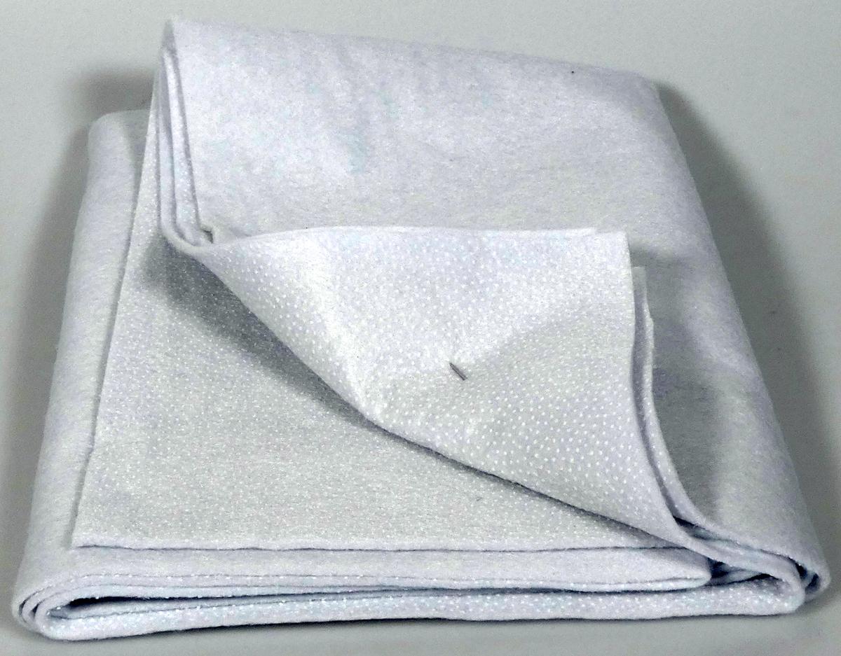 Vliesstoff, Foto siehe Anlage,
- mit einem bedruckten Pappeinleger in einem Polybeutel verpackt,
- rechteckig zugeschnitten, u. a. damit nicht konfektioniert, somit keine Ware der Position 6307,
- laut Antrag mit den Abmessungen von 100 cm x 50 cm,
- laut Untersuchungsergebnis:
-- aus synthetischen Spinnfasern (laut Antrag Polyester),
-- thermisch verfestigt, 
-- keine Filamente und keine heißluftgezogenen (meltblown) Fasern enthaltend,
-- mit einem Quadratmetergewicht von ca. 206 g,
-- mit Schmelzklebepunkten versehen,
-- weder bestrichen noch überzogen,
-- einlagig,
- erfüllt nicht die Bedingungen zur Einreihung in die Unterposition (KN) 5603 9420.

"Vliesstoff, anderer als in den Unterpositionen (HS) 5603 11 bis 5603 14 genannte, mit einem
 Quadratmetergewicht von mehr als 150 g, nicht bestrichen oder überzogen, anderer als
 in den TARIC-Codes 5603 9420 00 bis 5603 9480 40 genannte"