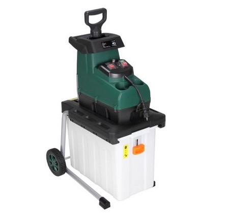 Leisehäcksler (Abbildung siehe Anlage)
- aus einem Elektromotor (2800 W), Häcksleraufsatz mit Einfülltrichter,
  Selbsteinzug, verbauter Stahlwalze mit einer Leerlaufdrehzahl von 60 U/min,
  Schnittmesser mit Stahlklinge, Bedienelementen, Sammelbehälter (60 Liter),
- zum Zerkleinern/Zerquetschen von Schnittgut, Ästen und sonstigen
  Grünpflanzen bis zu einem Durchmesser von 45 mm,
- in einer gemeinsamen Verkaufsumschließung mit einer Bedienungsanleitung.
Der Leisehäcksler bestimmt den Charakter der Warenzusammenstellung.

"Gerät für den Gartenbau, nicht von den TARIC-Codes 8436 1000 00 - 8436 2900 00 erfasst, nicht
 für die Forstwirtschaft (Leisehäcksler in Warenzusammenstellung in Aufmachung für den Einzelverkauf
 mit nicht charakterbestimmender Bedienungsanleitung)"