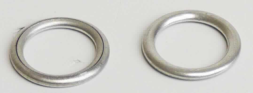Der sog. "Dichtring" stellt sich als Metall-Dichtring (Weicheisen) dar, der im Inneren einen Ring aus einer zellulosebasierten Hartfaserplatte aufweist. Die Ware dient als Dichtring für Dichtschrauben an Getrieben. Der äußere Durchmesser des Ringes beträgt ca. 20 mm, der innere Durchmesser ca.14 mm.


Das Erzeugnis ist als "metalloplastische Dichtung, nicht für zivile Luftfahrzeuge" einzureihen.